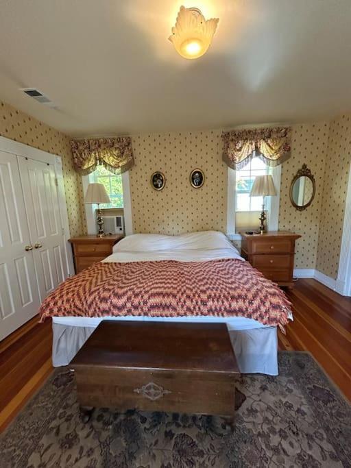 Savage Upon Siskiyou Spacious 3BDR near Railroad District view 4