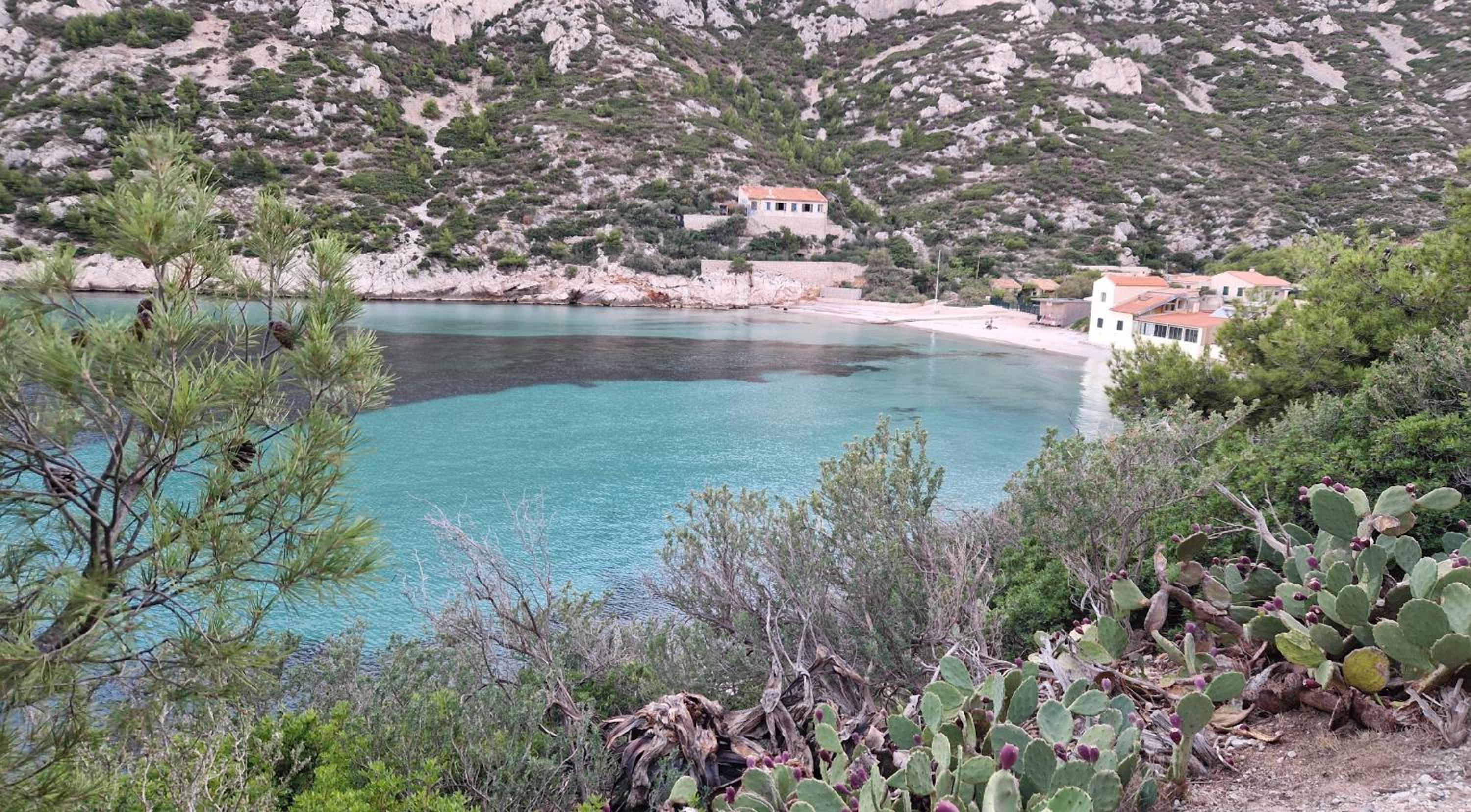 Pointe Rouge à 2mn de la plage - avec petite vue mer
