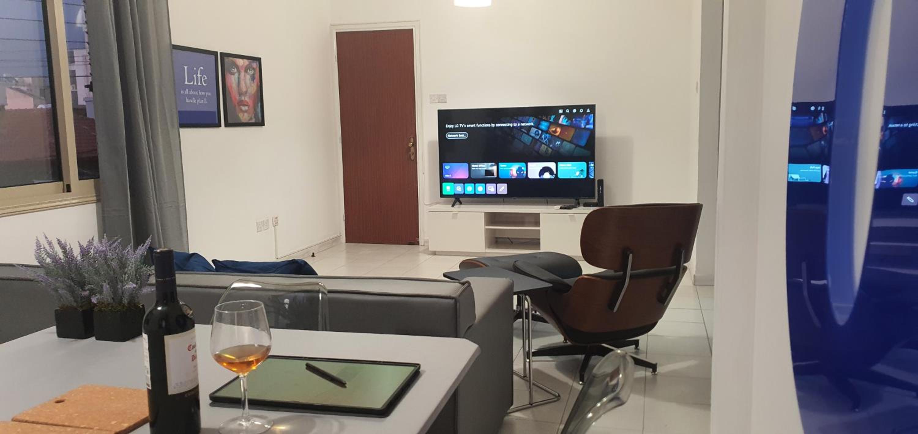BLUE LUXURY APARTMENT (BREAKBOOKING CY-SERVICES LTD)