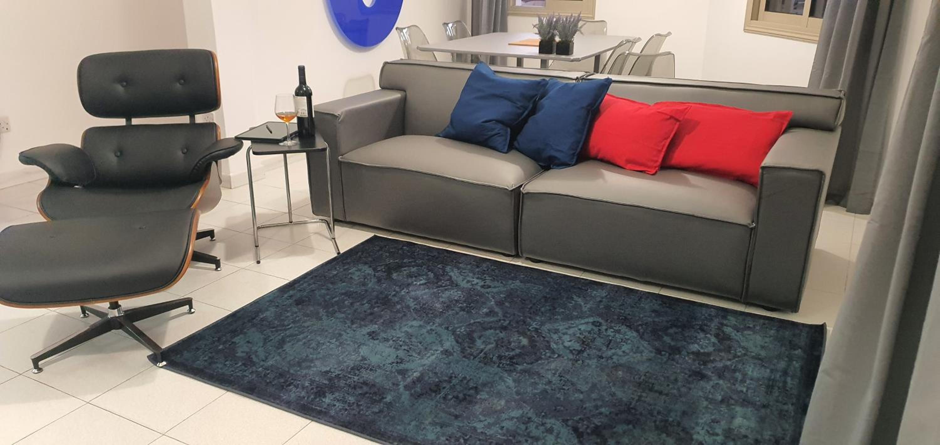BLUE LUXURY APARTMENT (BREAKBOOKING CY-SERVICES LTD)
