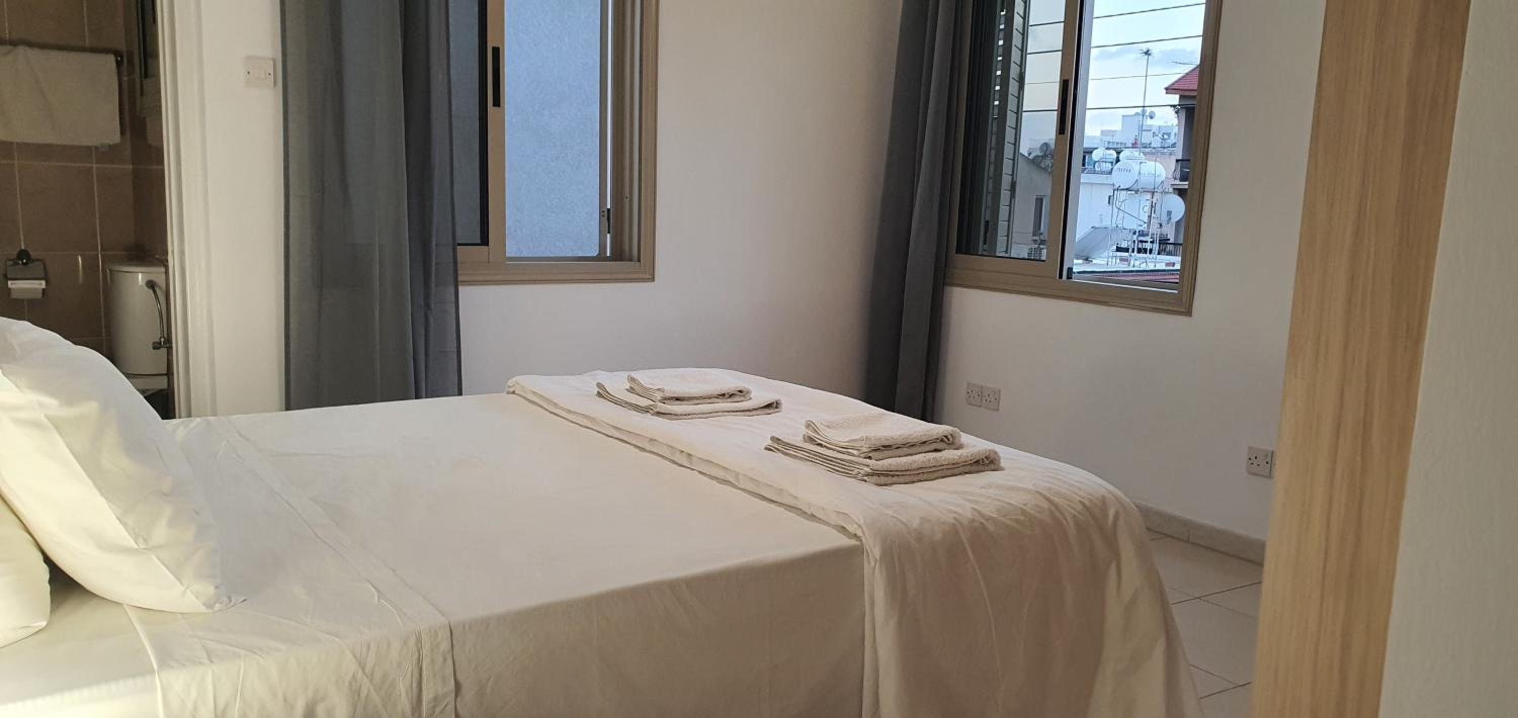 BLUE LUXURY APARTMENT (BREAKBOOKING CY-SERVICES LTD)