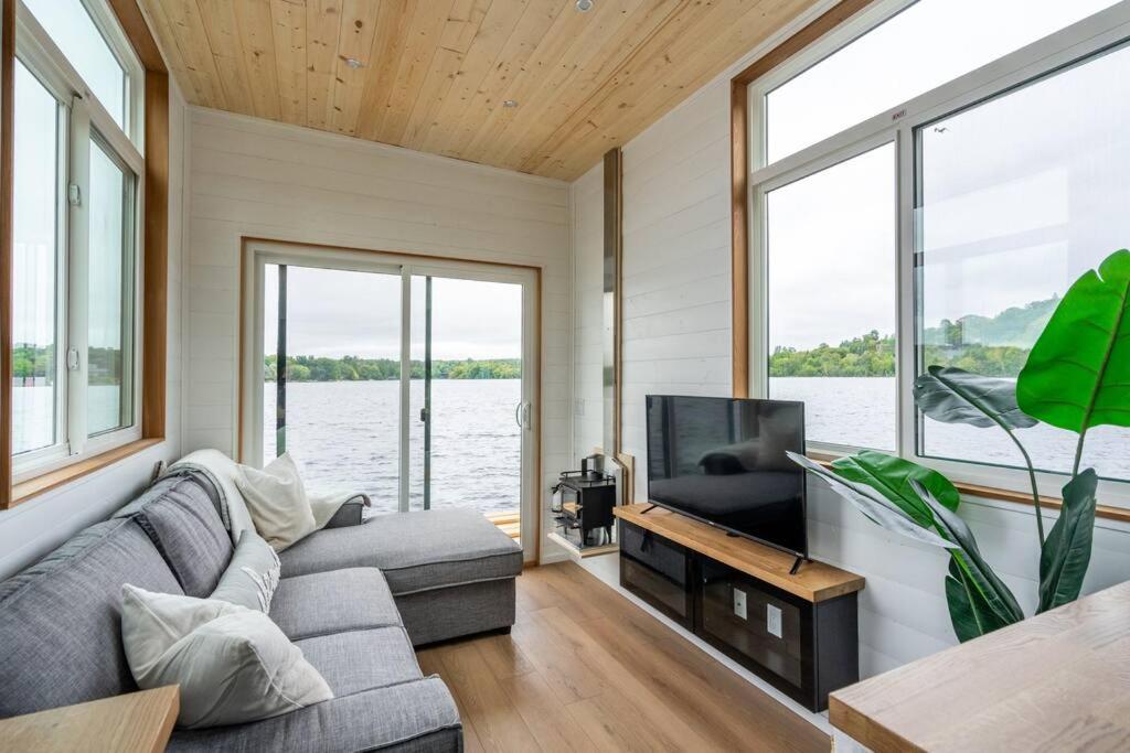 Allure Muskoka Houseboat