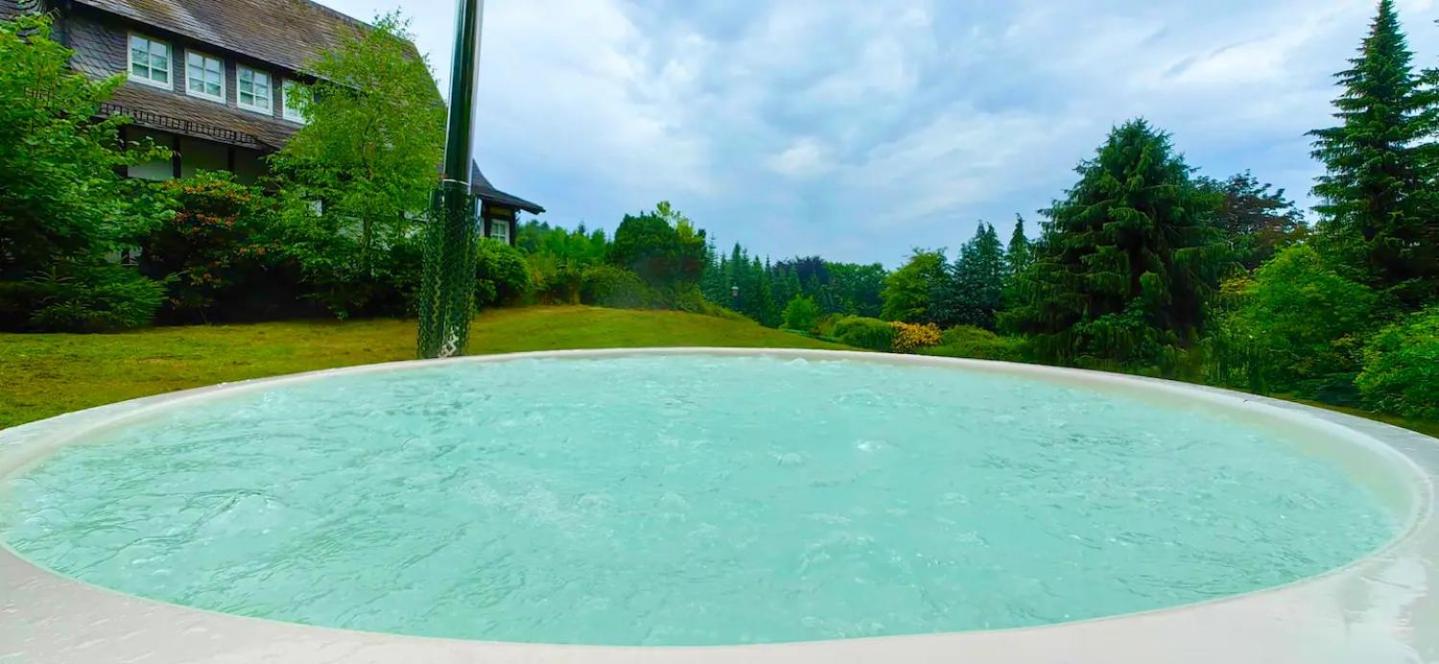 Ferienhaus Villa EMG Osnabrück Bielefeld in Preussisch-Oldendorf, Alleinlage, eigene Wald und See, Jacuzzi, Sauna für Familien Gruppen bis 20 Personen
