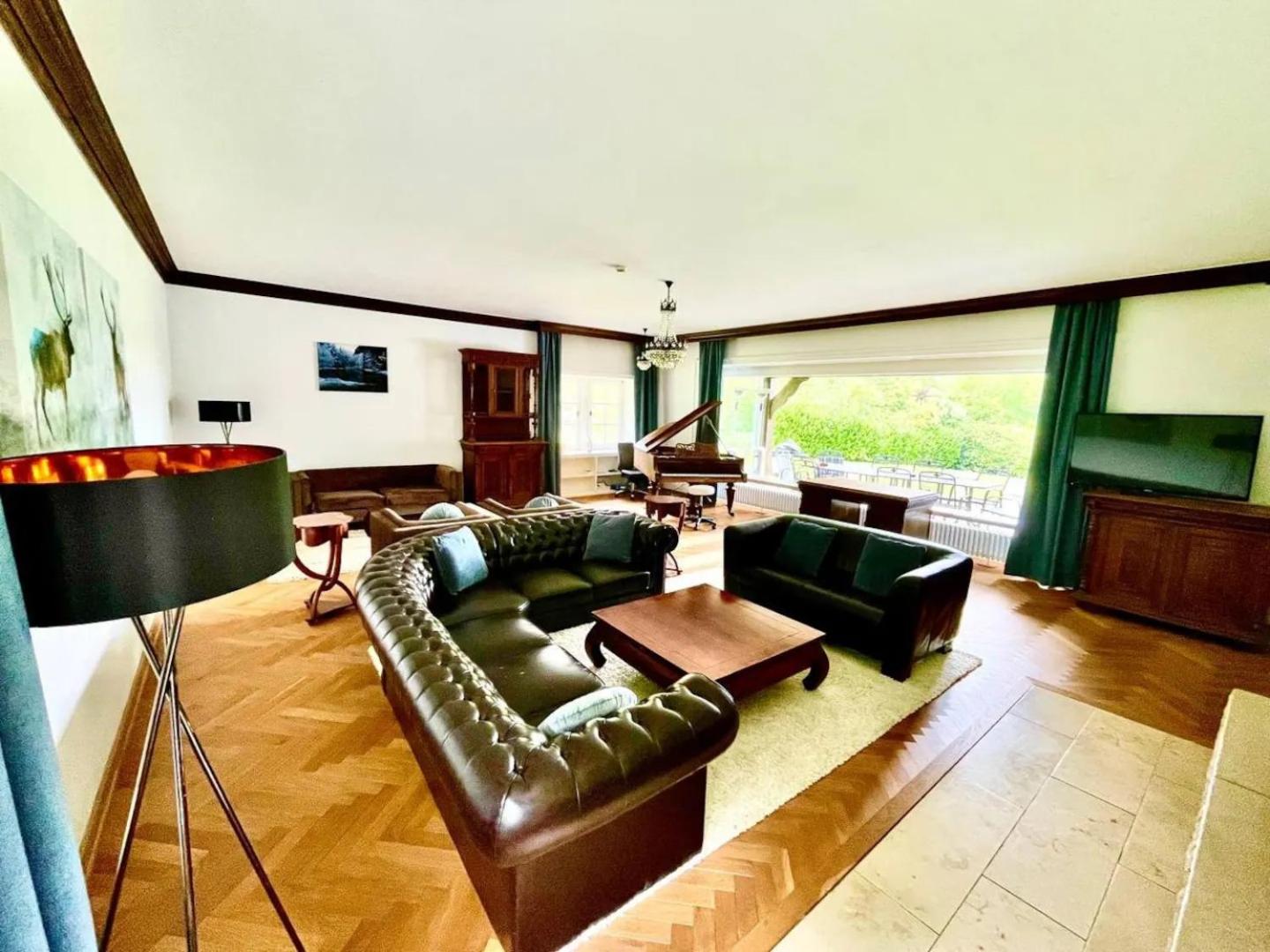 Ferienhaus Villa EMG Osnabrück Bielefeld in Preussisch-Oldendorf, Alleinlage, eigene Wald und See, Jacuzzi, Sauna für Familien Gruppen bis 20 Personen