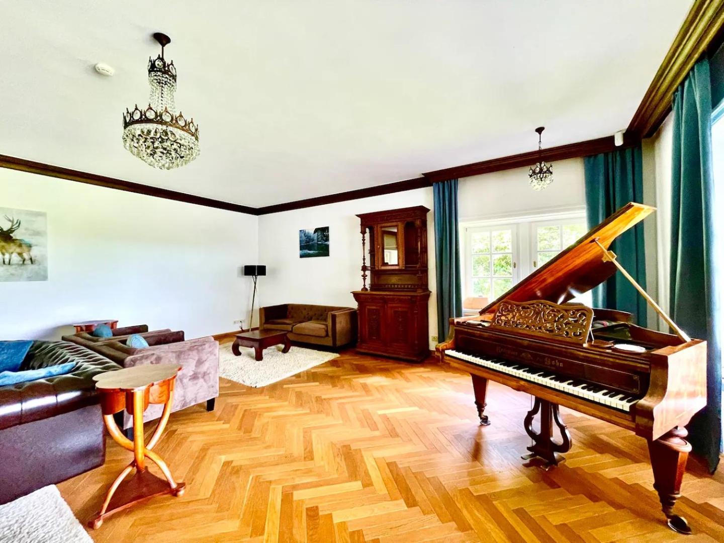 Ferienhaus Villa EMG Osnabrück Bielefeld in Preussisch-Oldendorf, Alleinlage, eigene Wald und See, Jacuzzi, Sauna für Familien Gruppen bis 20 Personen