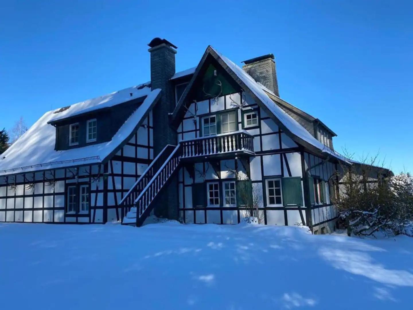 Ferienhaus Villa EMG Osnabrück Bielefeld in Preussisch-Oldendorf, Alleinlage, eigene Wald und See, Jacuzzi, Sauna für Familien Gruppen bis 20 Personen