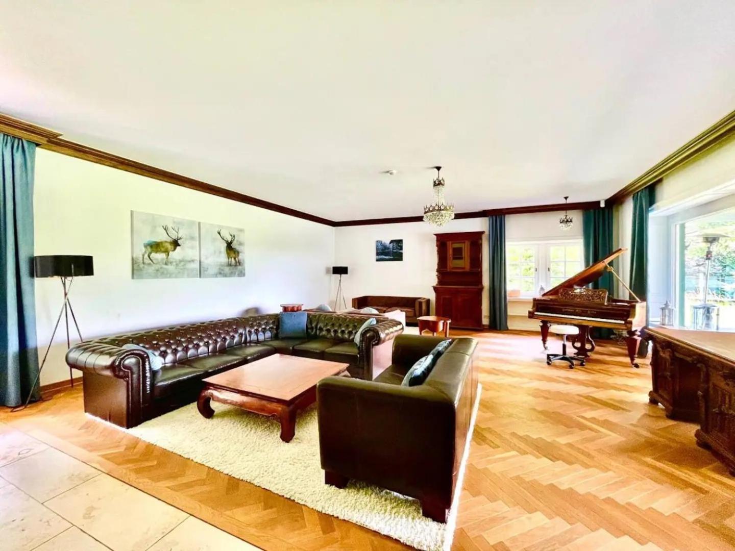 Ferienhaus Villa EMG Osnabrück Bielefeld in Preussisch-Oldendorf, Alleinlage, eigene Wald und See, Jacuzzi, Sauna für Familien Gruppen bis 20 Personen
