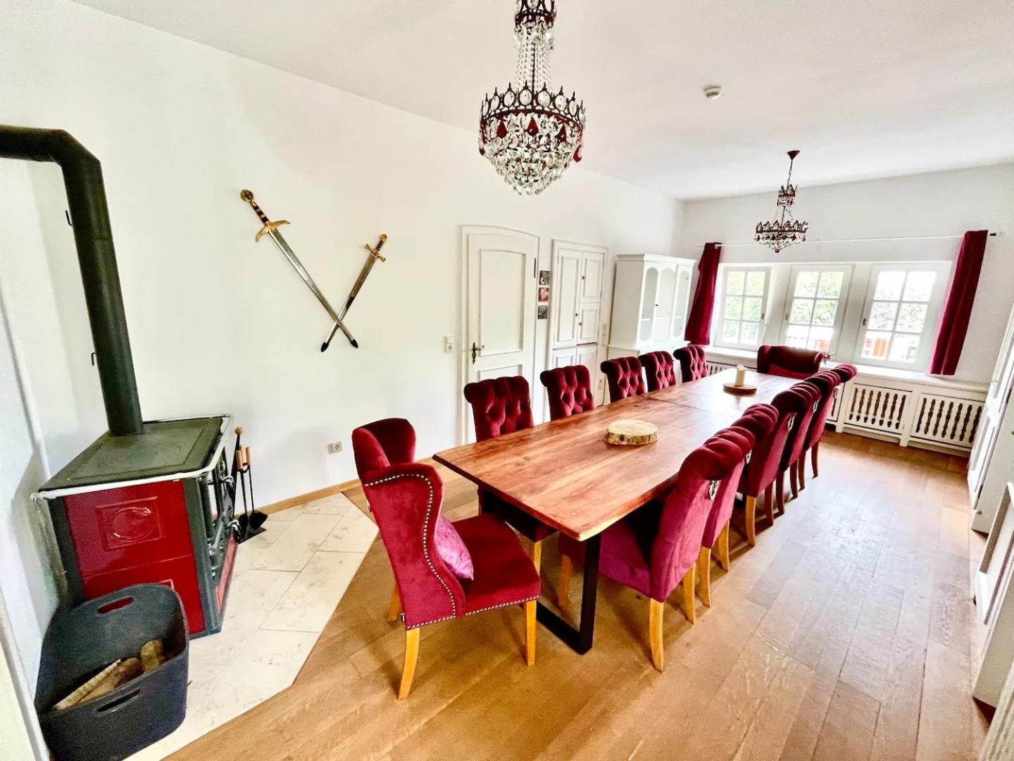 Ferienhaus Villa EMG Osnabrück Bielefeld in Preussisch-Oldendorf, Alleinlage, eigene Wald und See, Jacuzzi, Sauna für Familien Gruppen bis 20 Personen