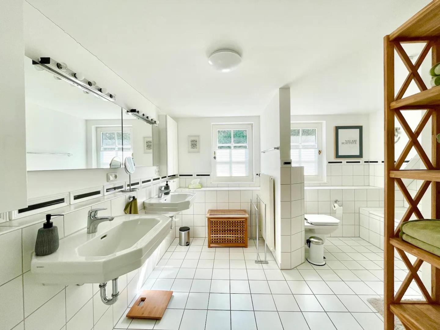 Ferienhaus Villa EMG Osnabrück Bielefeld in Preussisch-Oldendorf, Alleinlage, eigene Wald und See, Jacuzzi, Sauna für Familien Gruppen bis 20 Personen