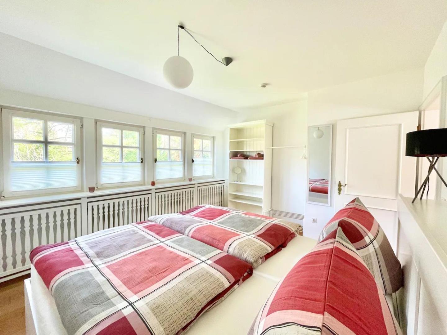 Ferienhaus Villa EMG Osnabrück Bielefeld in Preussisch-Oldendorf, Alleinlage, eigene Wald und See, Jacuzzi, Sauna für Familien Gruppen bis 20 Personen