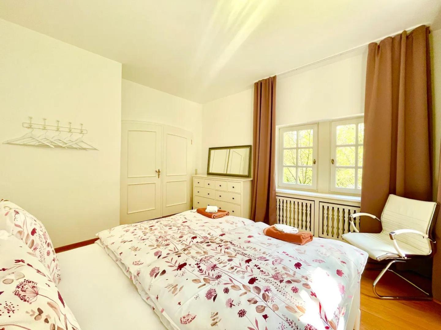 Ferienhaus Villa EMG Osnabrück Bielefeld in Preussisch-Oldendorf, Alleinlage, eigene Wald und See, Jacuzzi, Sauna für Familien Gruppen bis 20 Personen