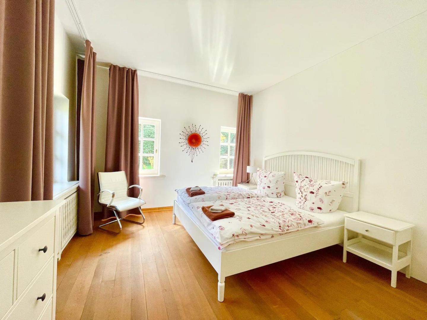 Ferienhaus Villa EMG Osnabrück Bielefeld in Preussisch-Oldendorf, Alleinlage, eigene Wald und See, Jacuzzi, Sauna für Familien Gruppen bis 20 Personen