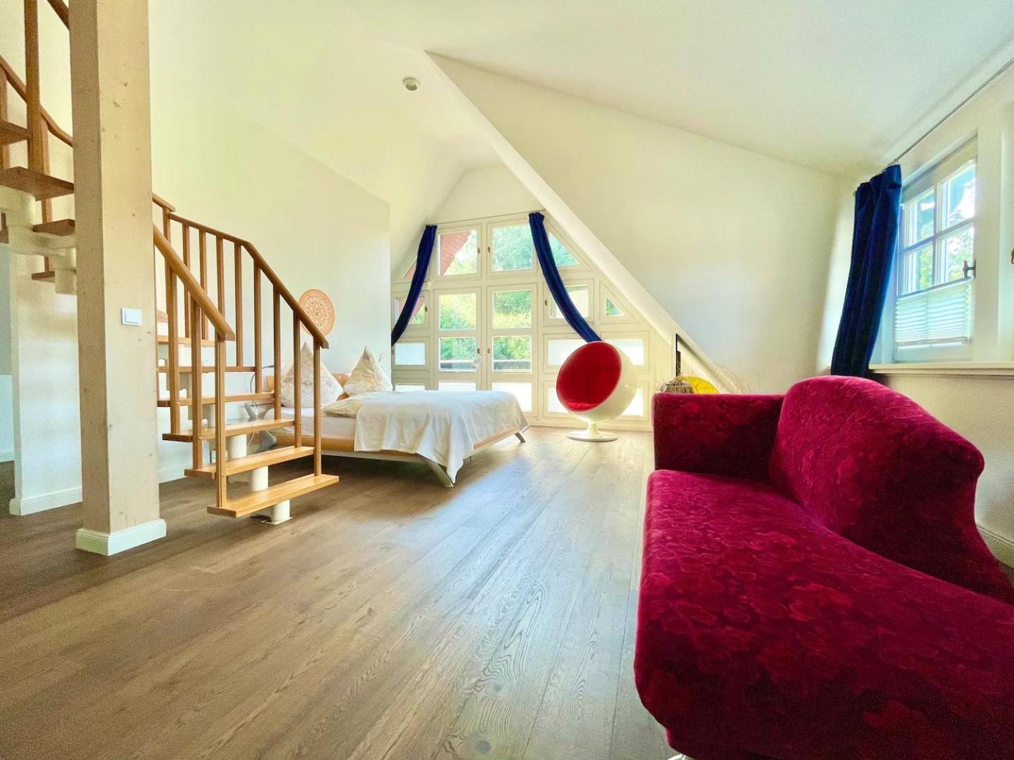 Ferienhaus Villa EMG Osnabrück Bielefeld in Preussisch-Oldendorf, Alleinlage, eigene Wald und See, Jacuzzi, Sauna für Familien Gruppen bis 20 Personen