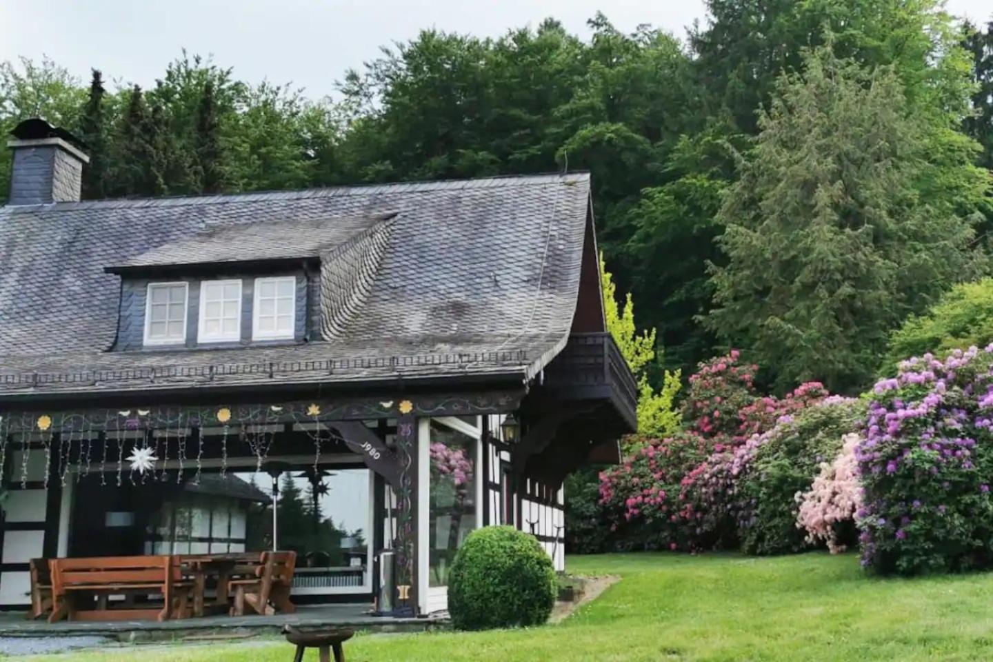 Ferienhaus Villa EMG Osnabrück Bielefeld in Preussisch-Oldendorf, Alleinlage, eigene Wald und See, Jacuzzi, Sauna für Familien Gruppen bis 20 Personen