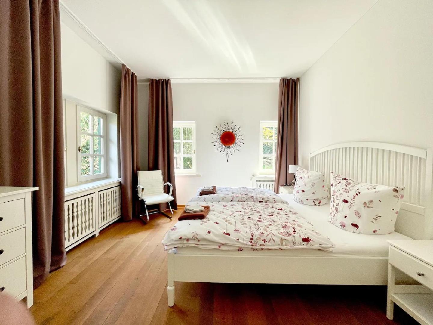 Ferienhaus Villa EMG Osnabrück Bielefeld in Preussisch-Oldendorf, Alleinlage, eigene Wald und See, Jacuzzi, Sauna für Familien Gruppen bis 20 Personen