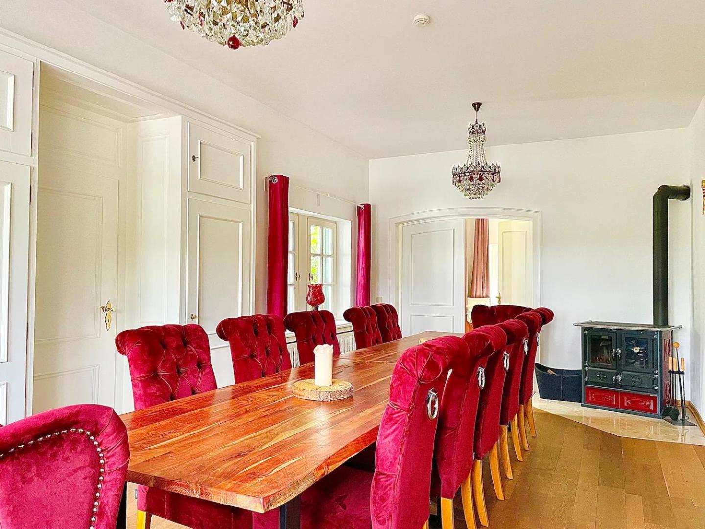 Ferienhaus Villa EMG Osnabrück Bielefeld in Preussisch-Oldendorf, Alleinlage, eigene Wald und See, Jacuzzi, Sauna für Familien Gruppen bis 20 Personen
