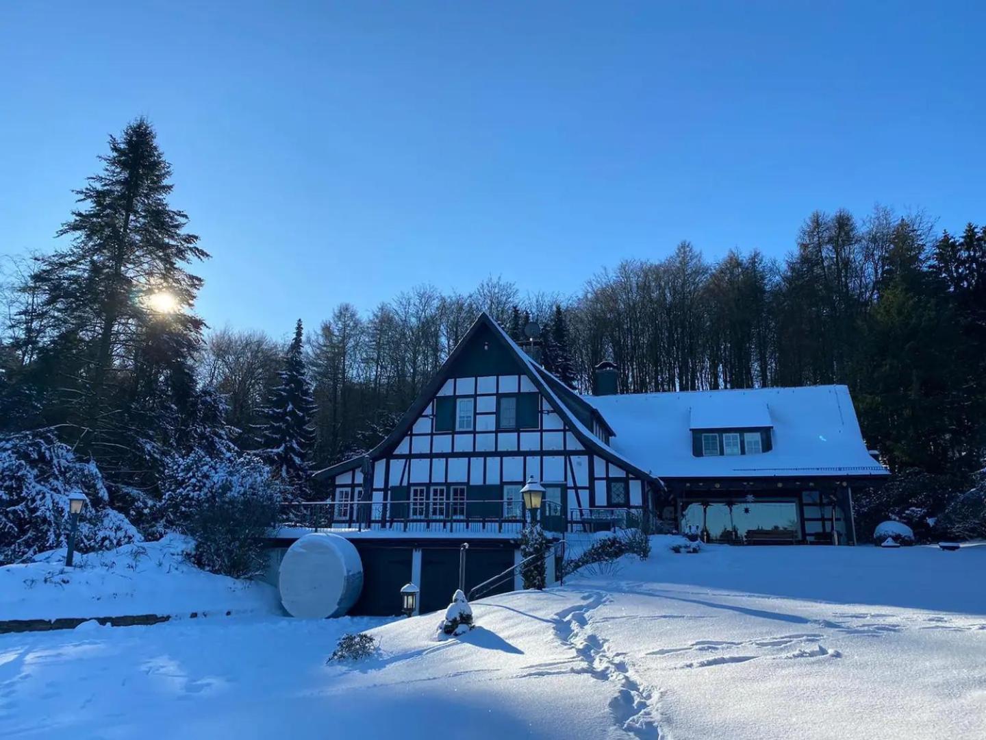Ferienhaus Villa EMG Osnabrück Bielefeld in Preussisch-Oldendorf, Alleinlage, eigene Wald und See, Jacuzzi, Sauna für Familien Gruppen bis 20 Personen