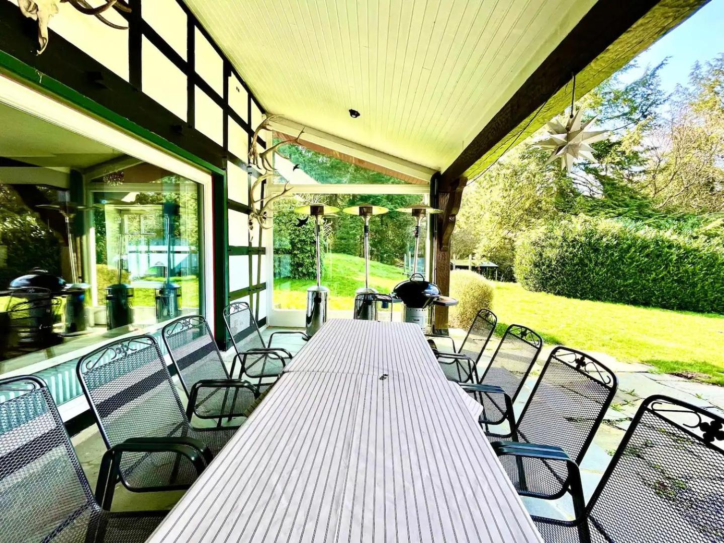Ferienhaus Villa EMG Osnabrück Bielefeld in Preussisch-Oldendorf, Alleinlage, eigene Wald und See, Jacuzzi, Sauna für Familien Gruppen bis 20 Personen