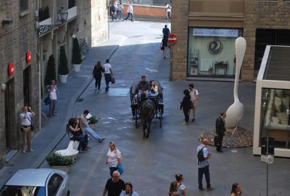 Wonderful Ponte Vecchio at a breath. PLUS
