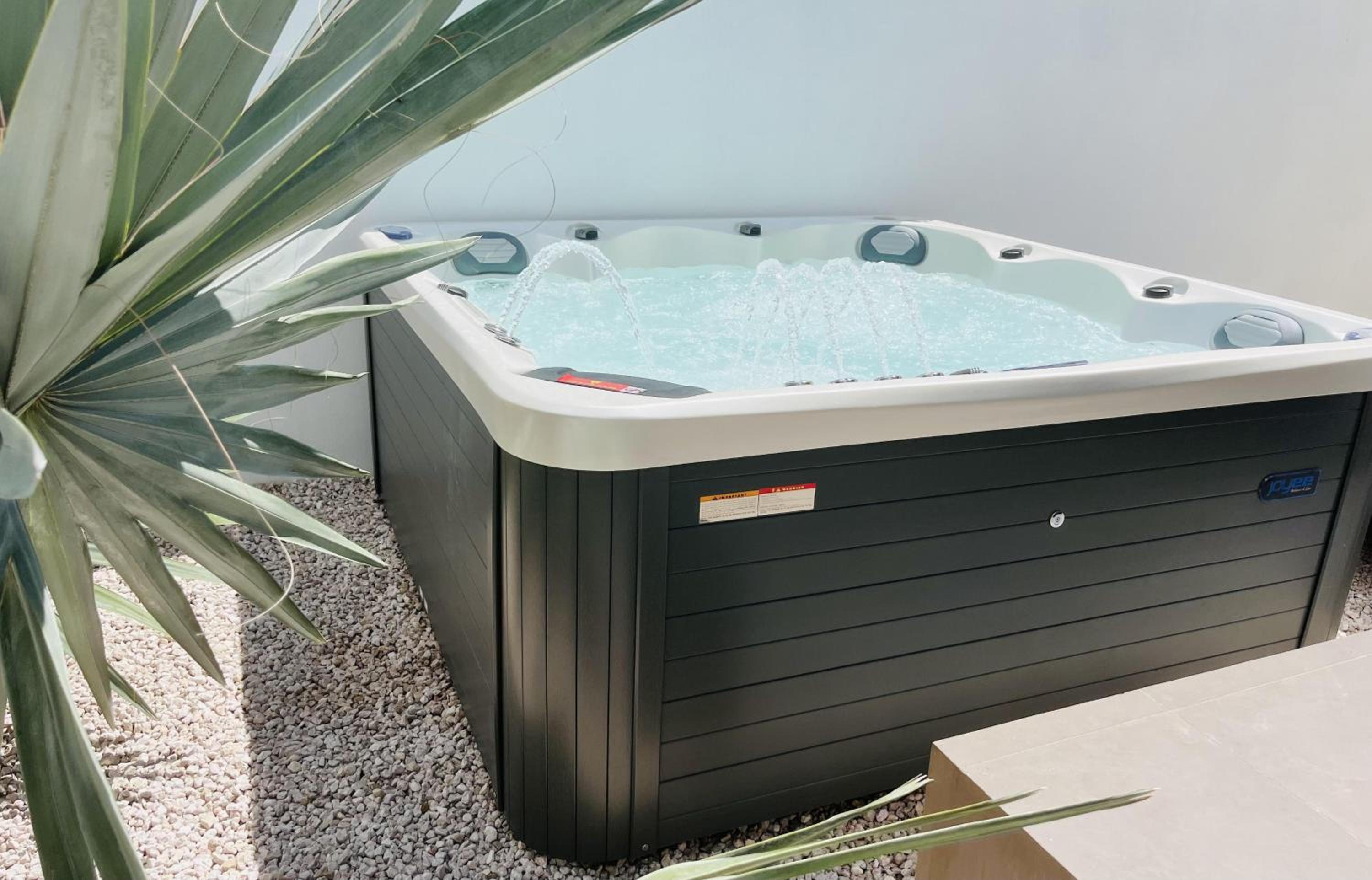 Bon Dia Studio seaview with Jacuzzi