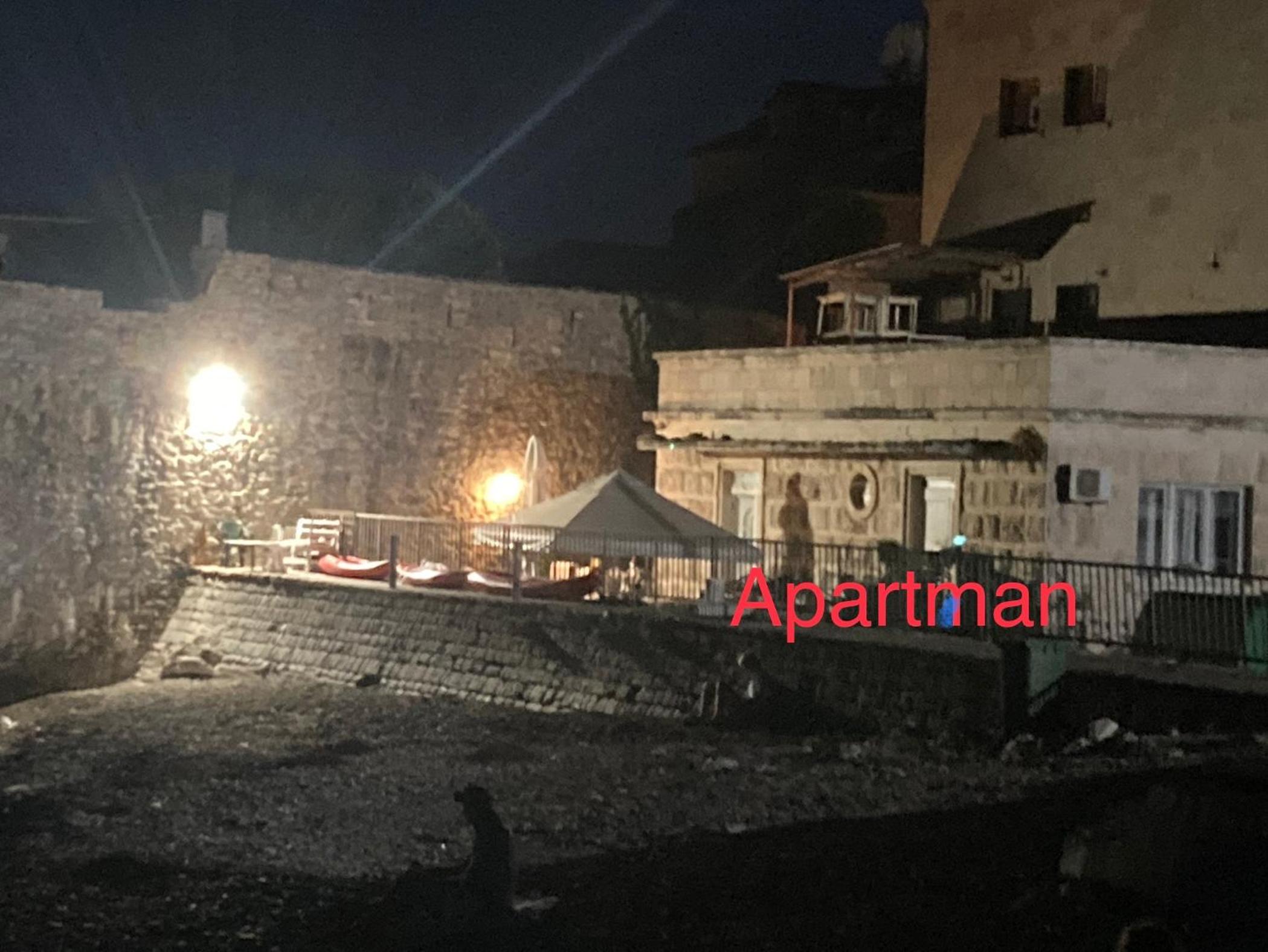 Plaža Stari Grad Budva pjena od mora Beach Apartman