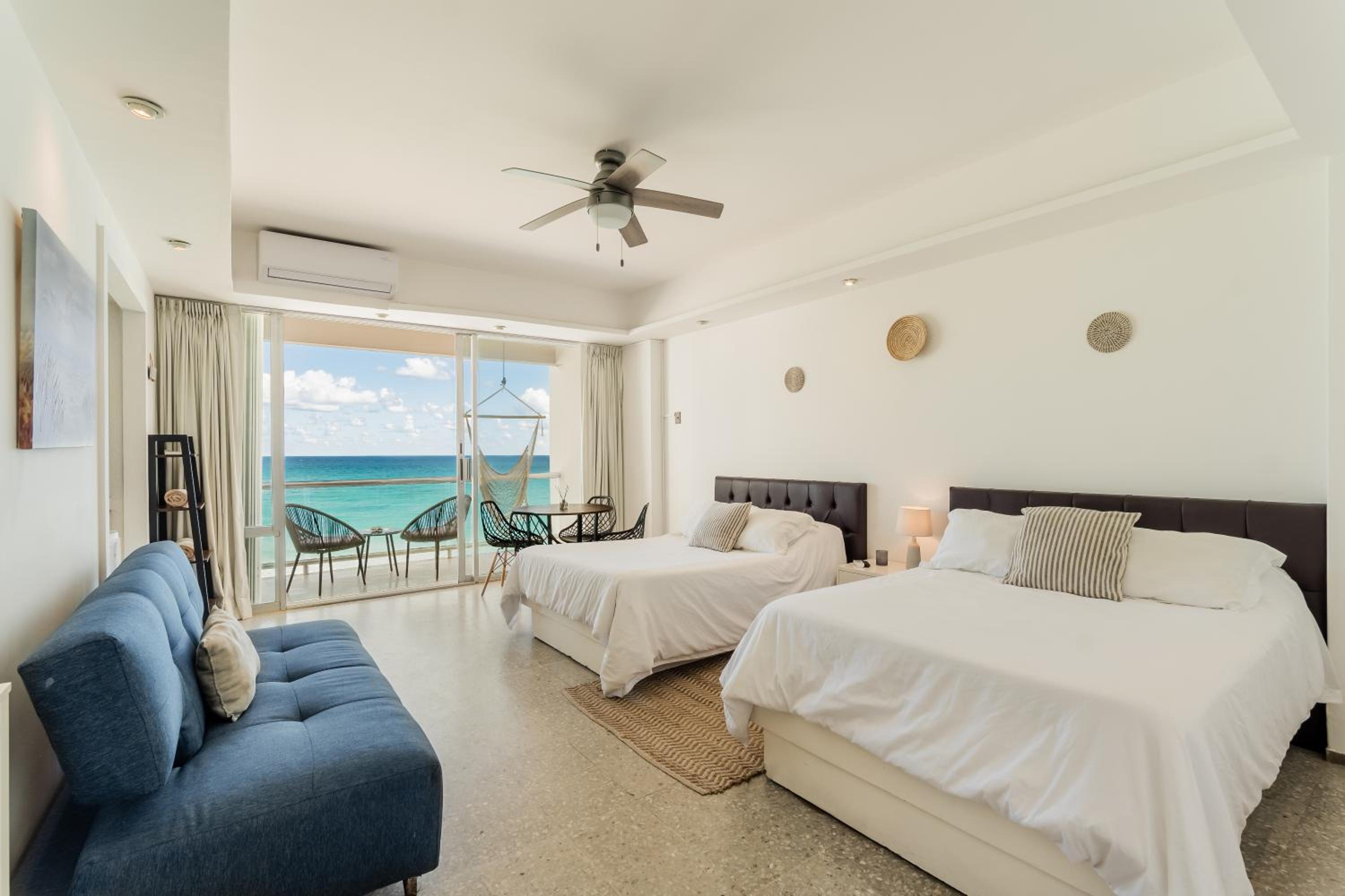 *TURQUOISE ESCAPE- Beachfront Studio by Casa Paraiso*