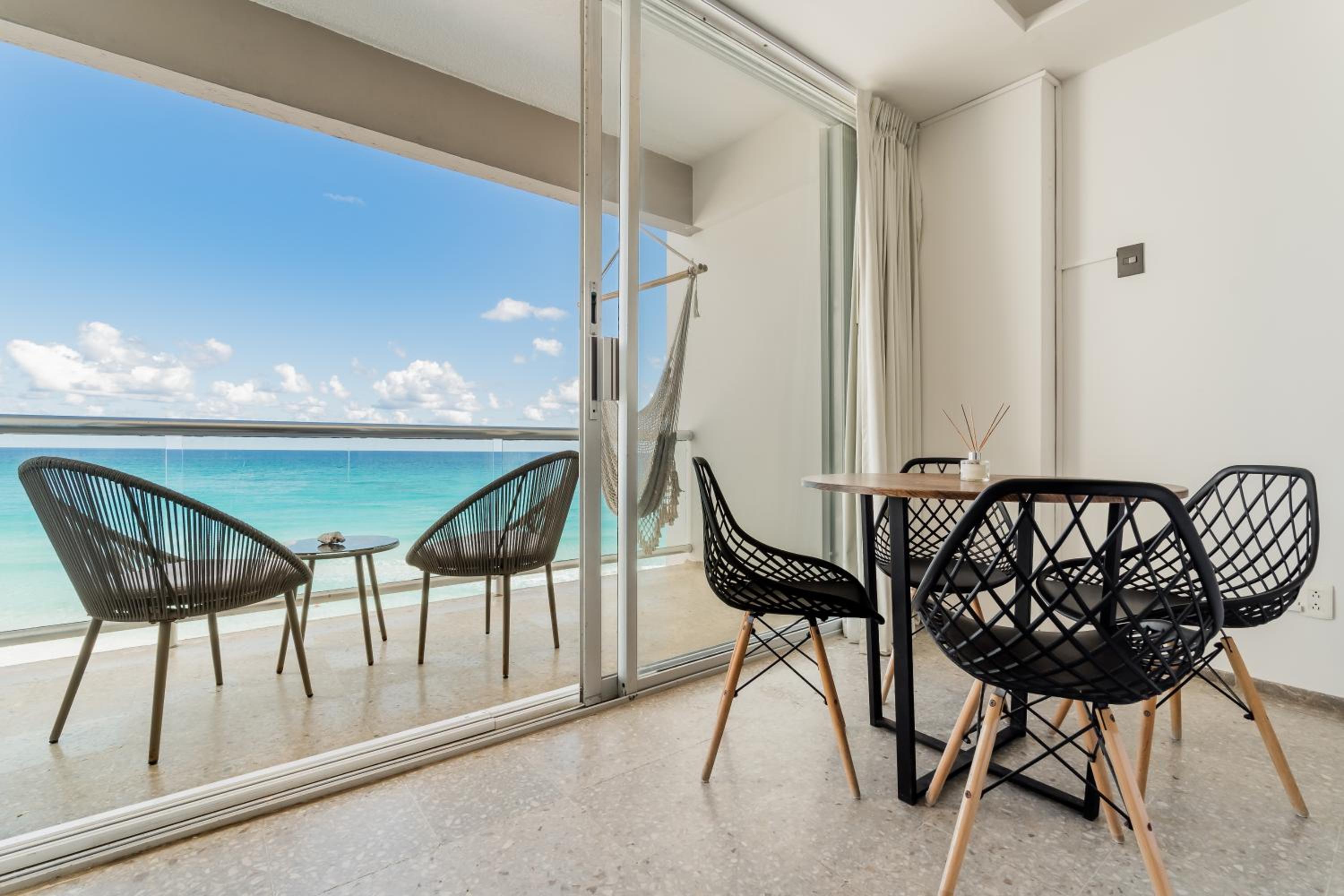 *TURQUOISE ESCAPE- Beachfront Studio by Casa Paraiso*