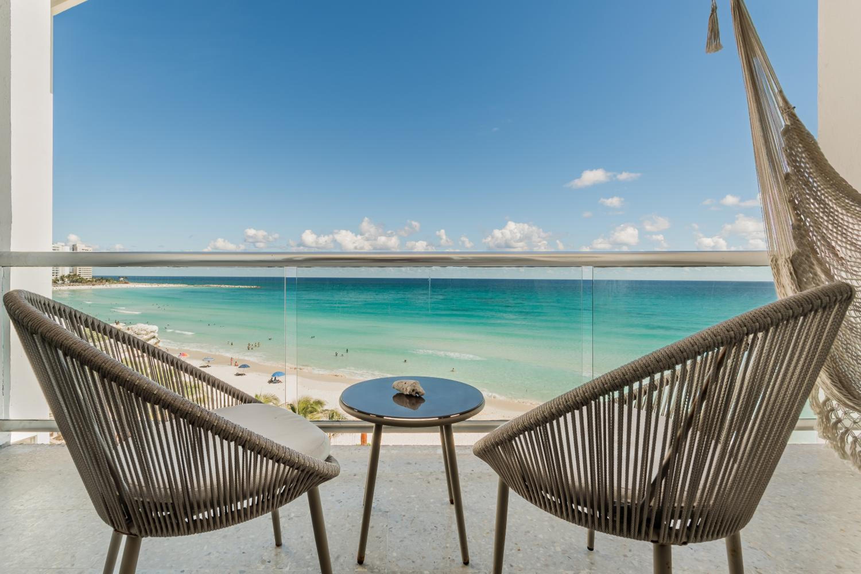 *TURQUOISE ESCAPE- Beachfront Studio by Casa Paraiso*