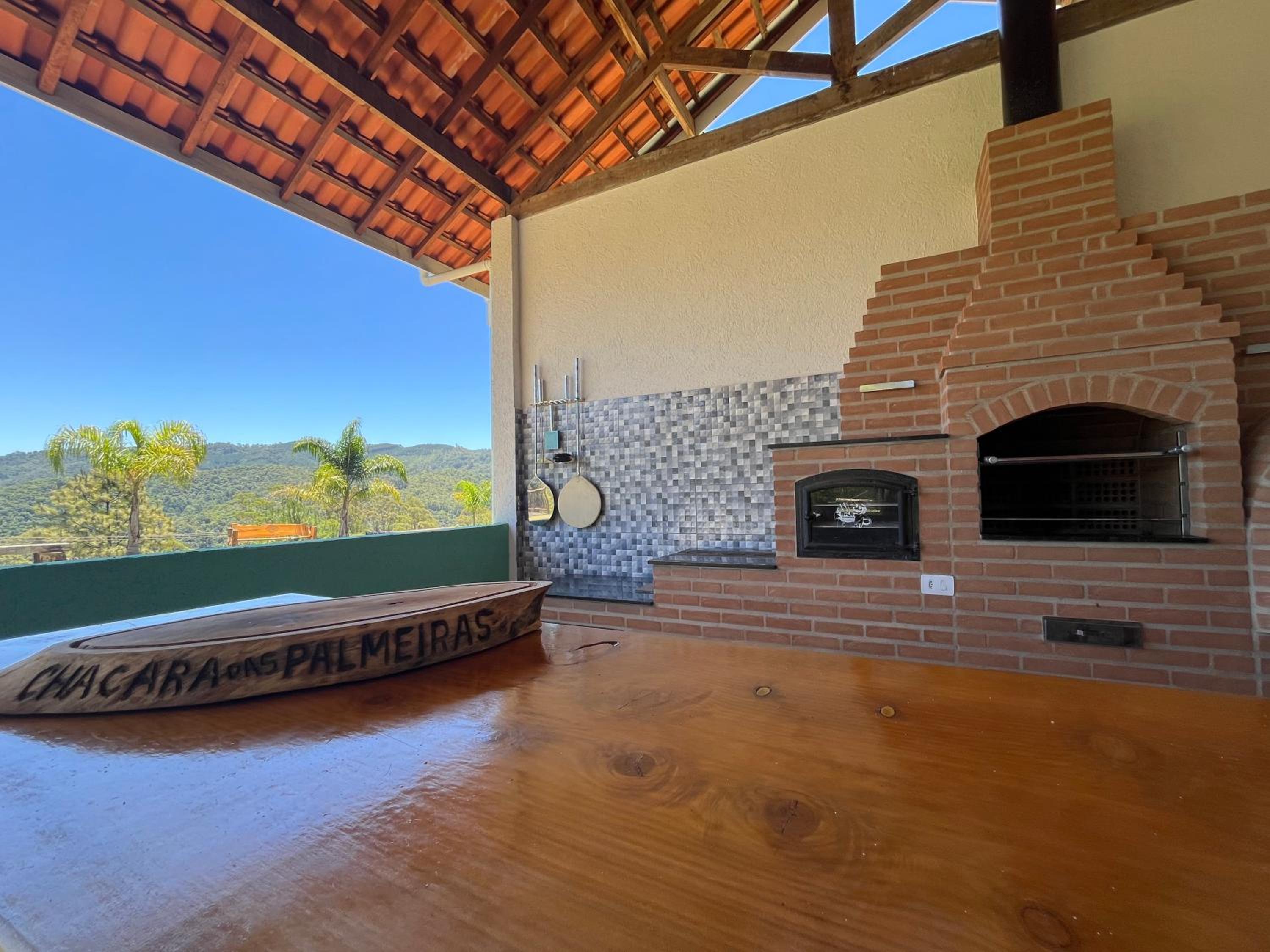 Casa ampla com vista, fogo de chão, área gourmet - 16 min do Capivari