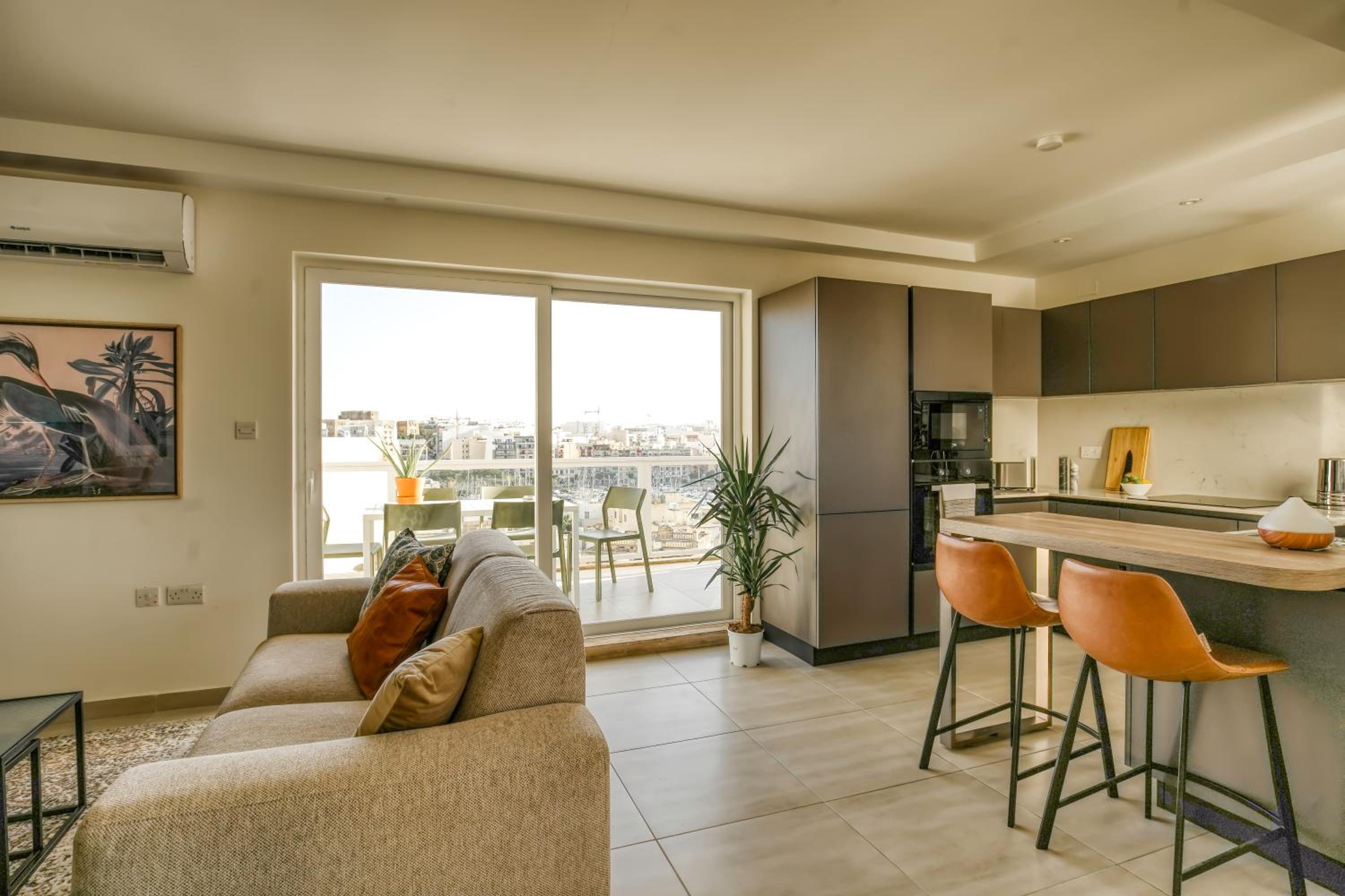 Modern 3BD Spacious Apartment with Terrace - Close to Yacht Marina view 5