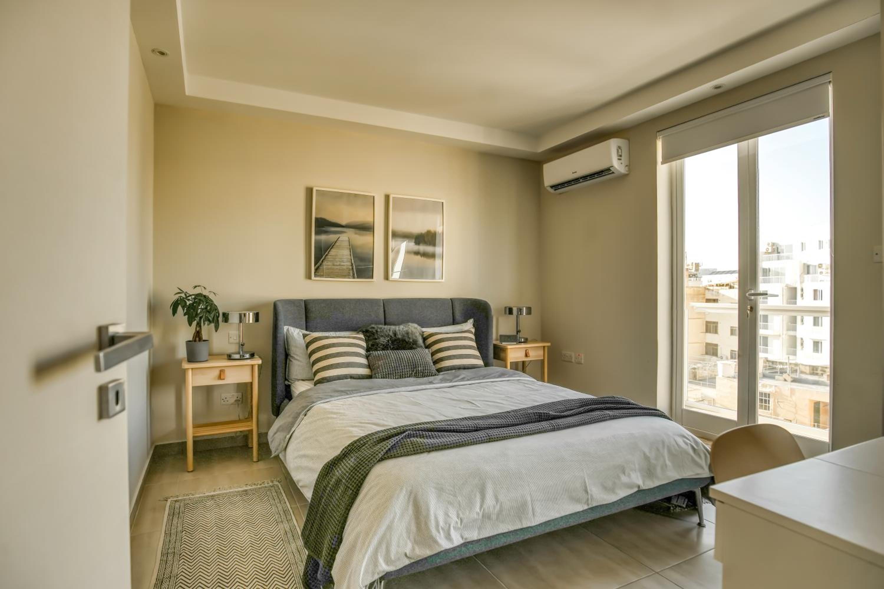 Modern 3BD Spacious Apartment with Terrace - Close to Yacht Marina view 3