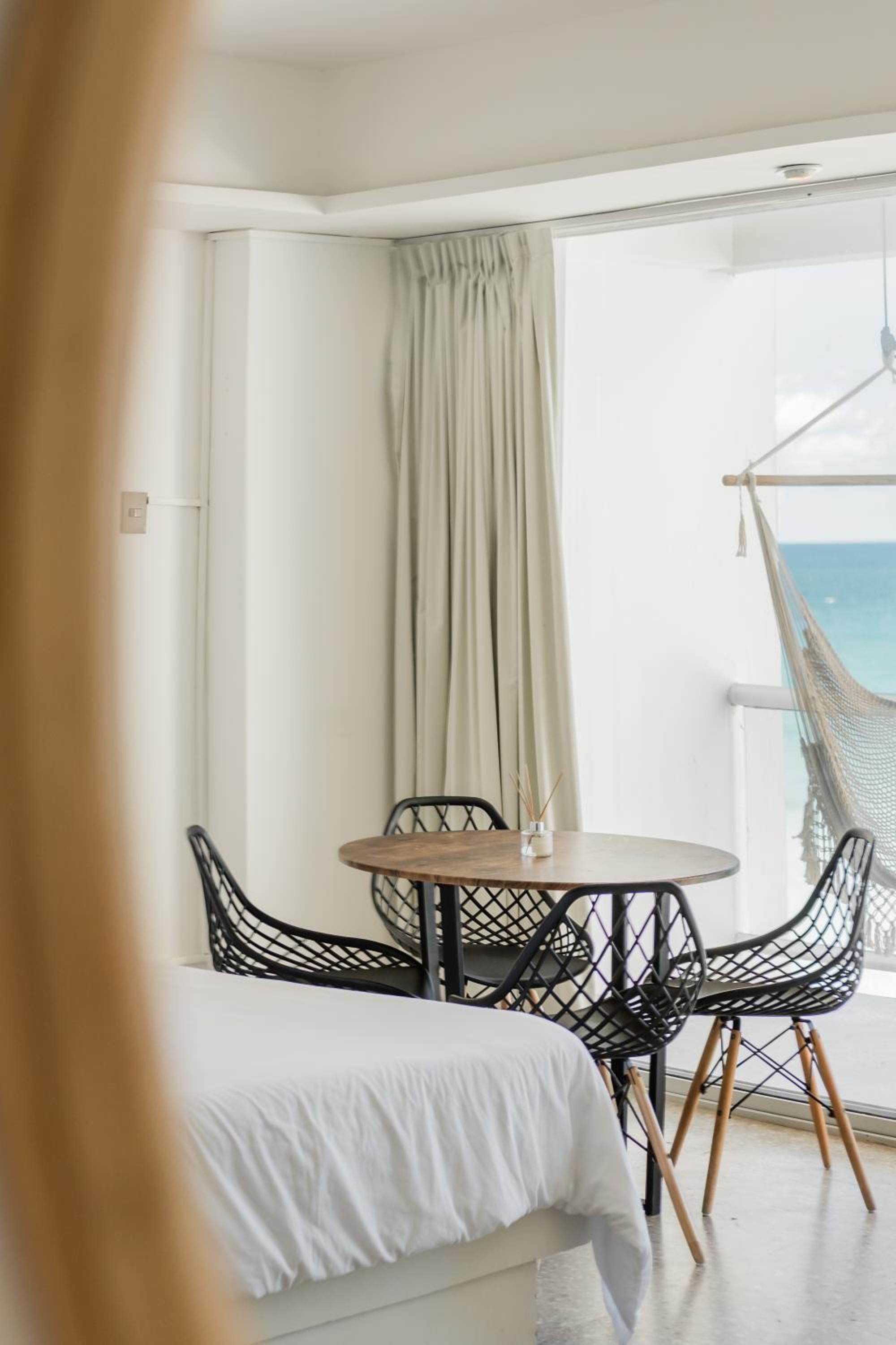 *TURQUOISE ESCAPE- Beachfront Studio by Casa Paraiso*