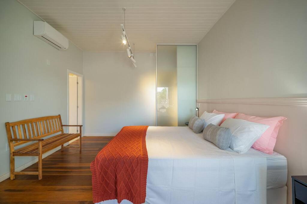 Mansão de Cinco Suítes próximo a Praia de Geribá por Luxury Rentals