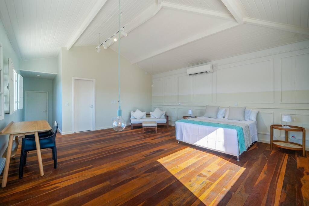 Mansão de Cinco Suítes próximo a Praia de Geribá por Luxury Rentals