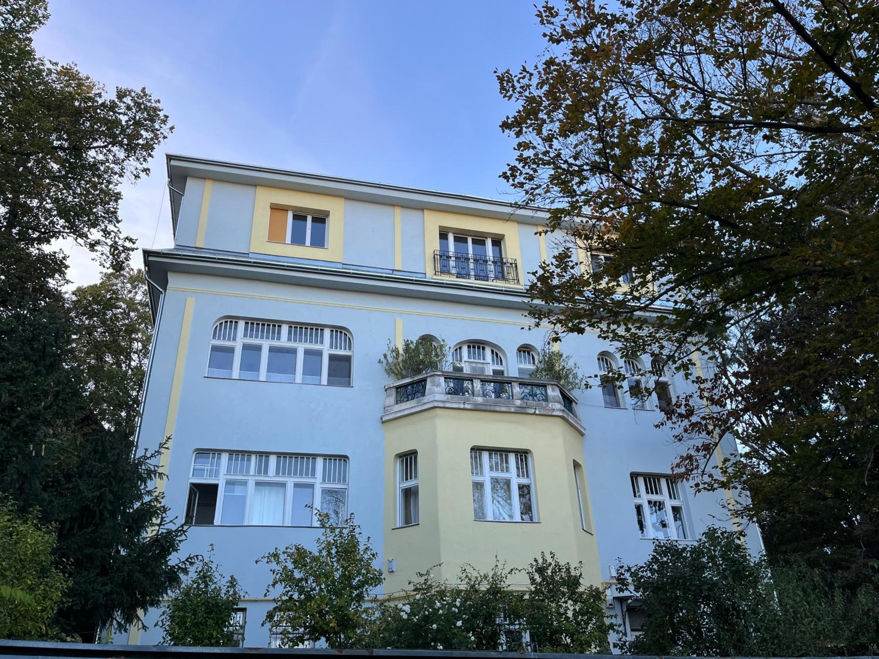 Hillside Luxury Residence Budapest with free garage view 3