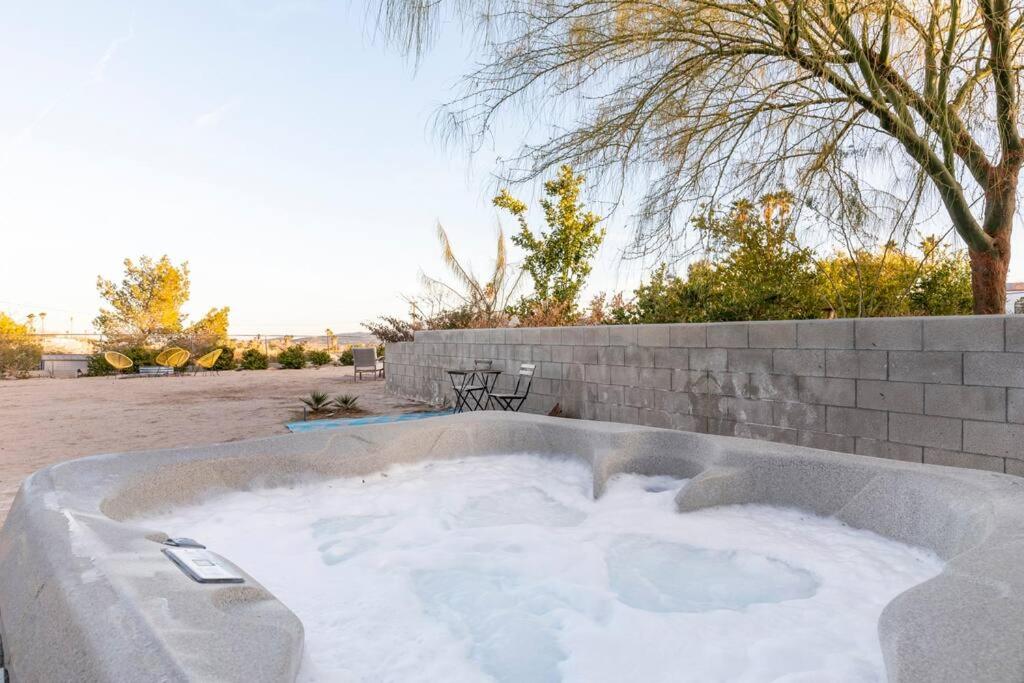 8min To Joshua Tree National Park . Spa . Firepit . Star Gaze view 2