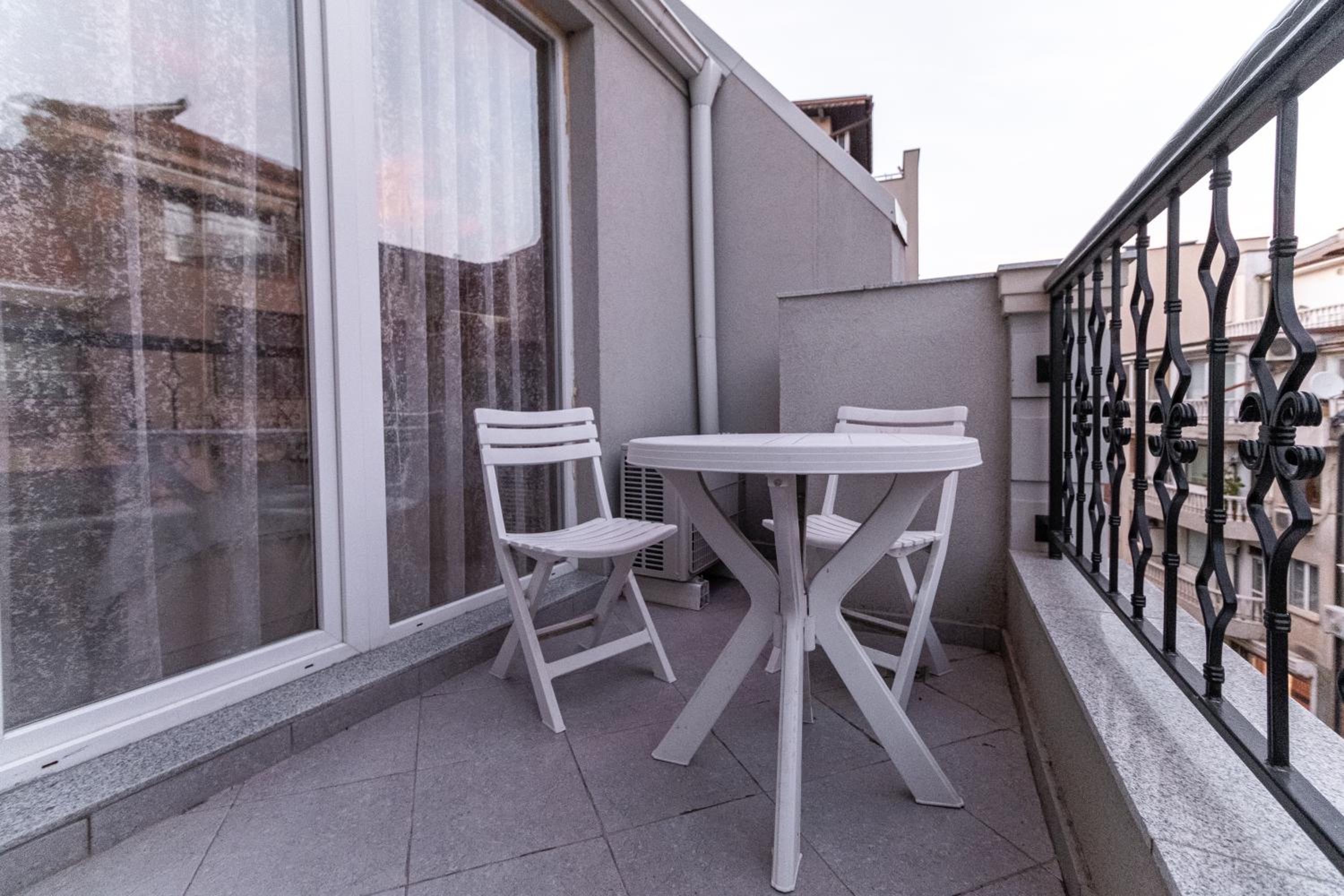 Modern & Elegant City Center Apartments