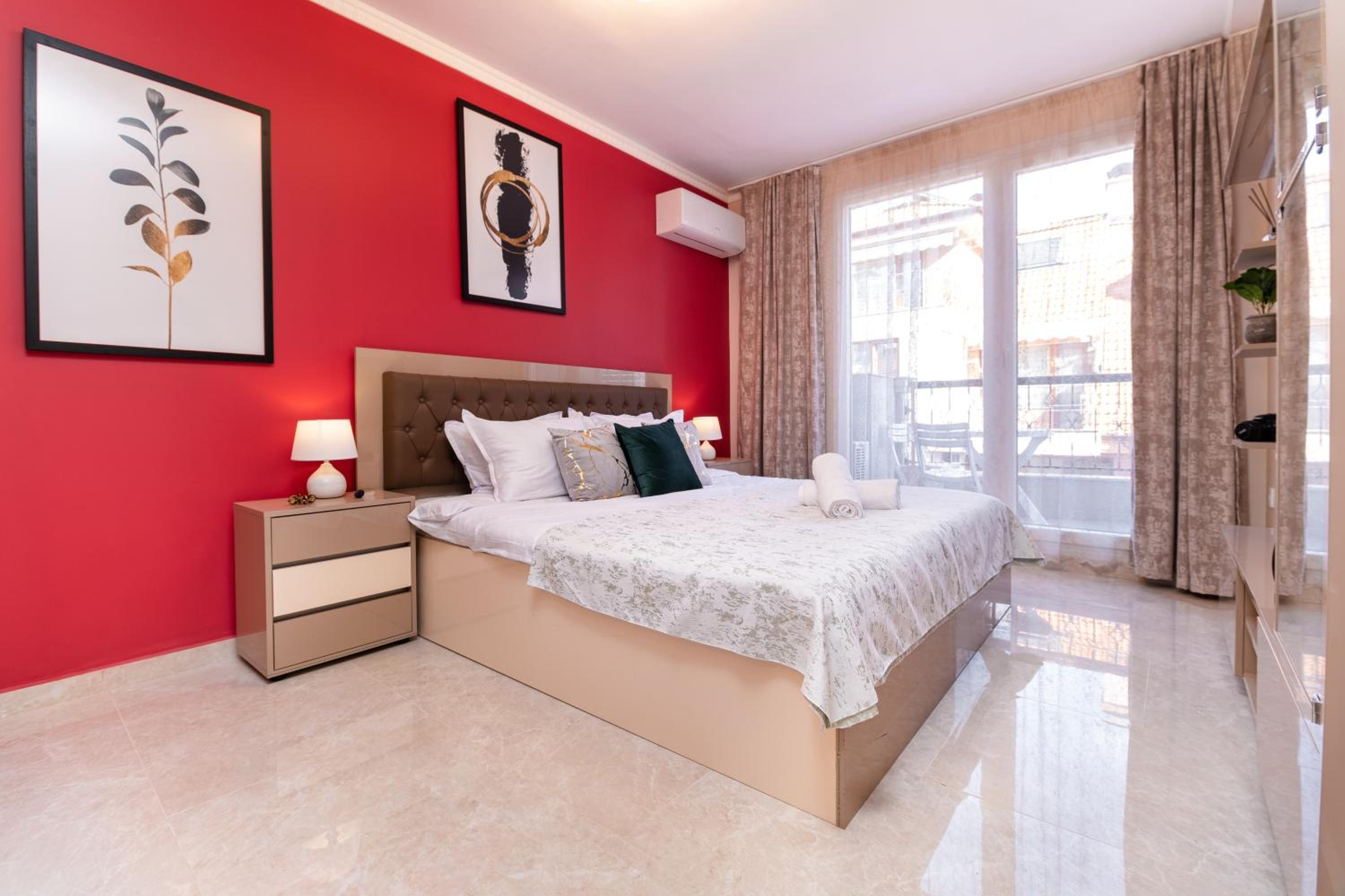 Modern & Elegant City Center Apartments