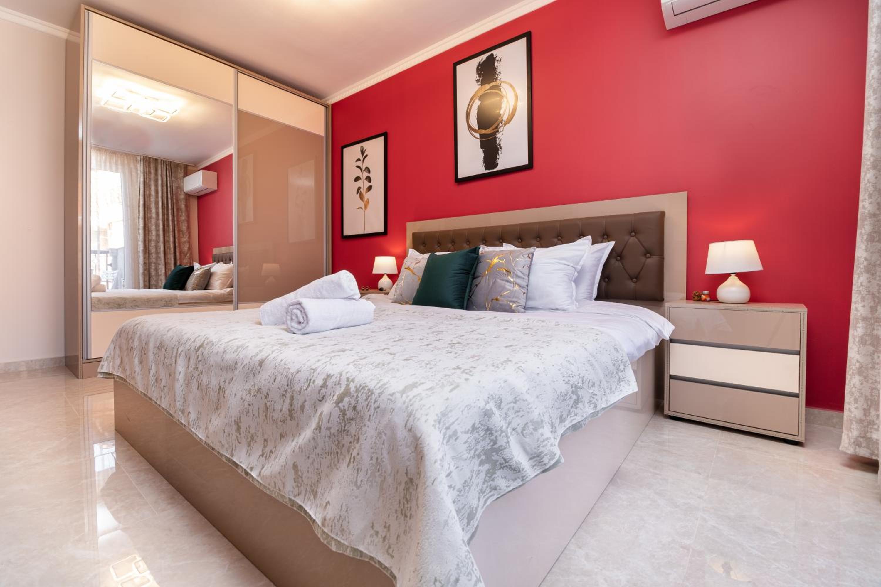 Modern & Elegant City Center Apartments