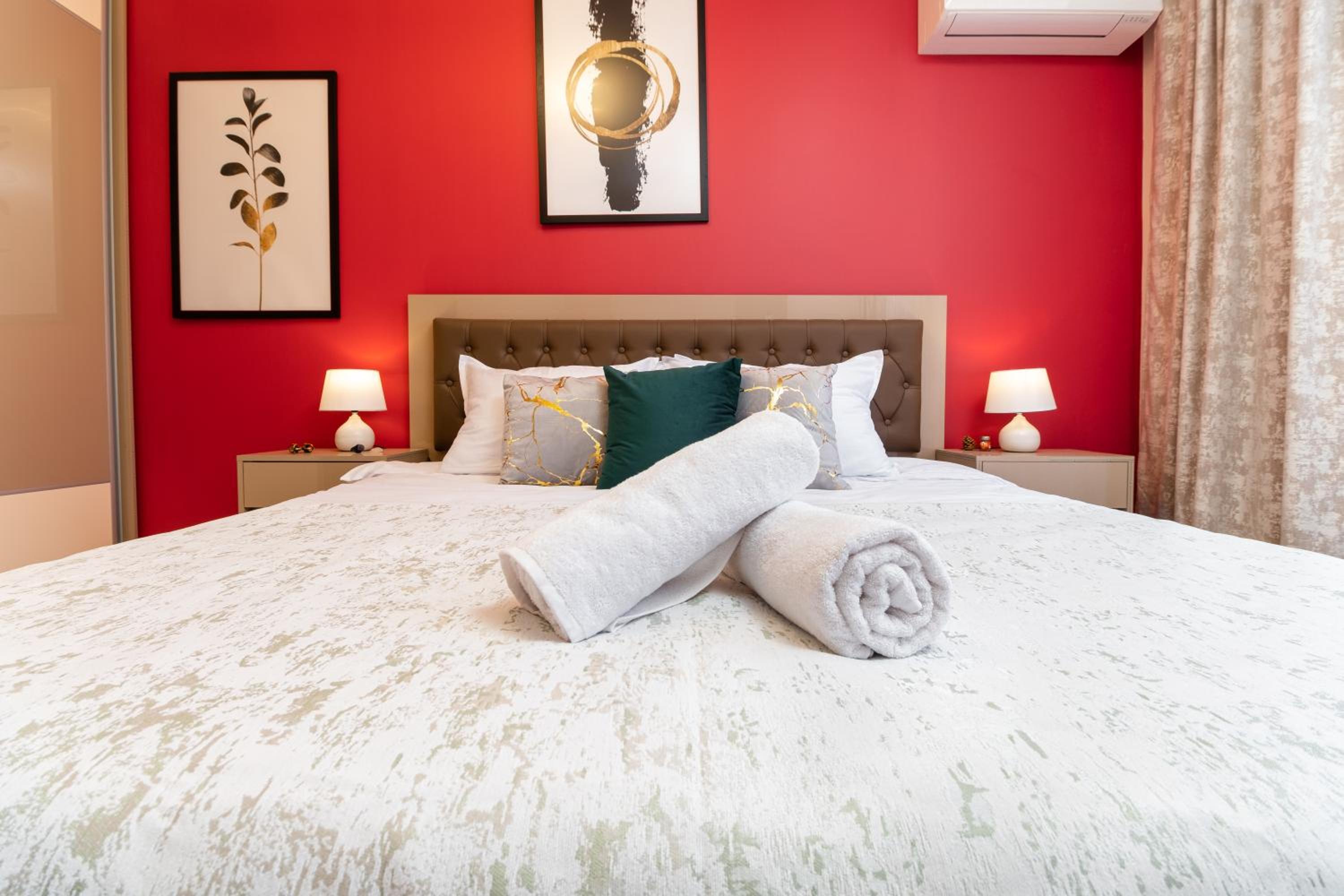 Modern & Elegant City Center Apartments