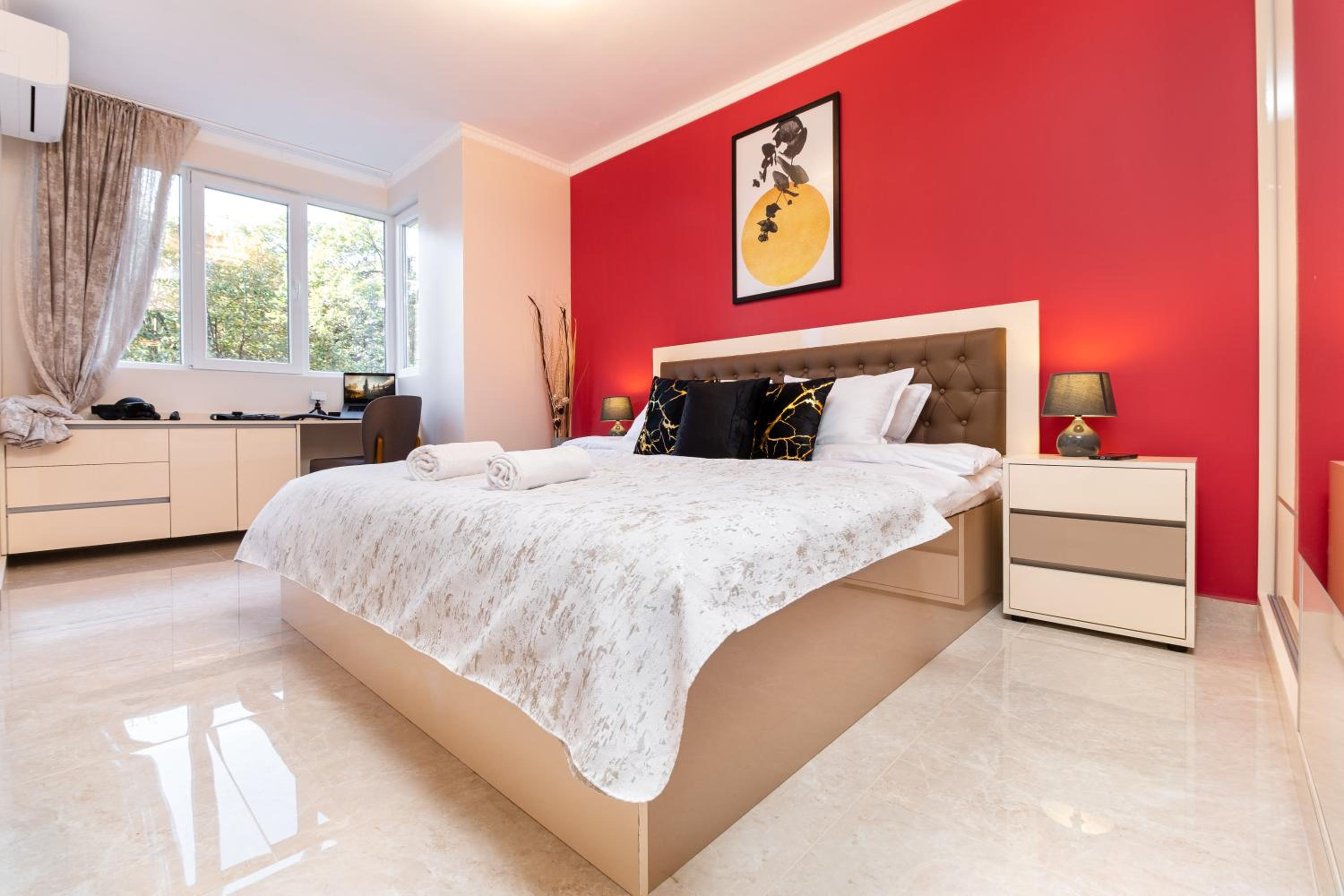 Modern & Elegant City Center Apartments