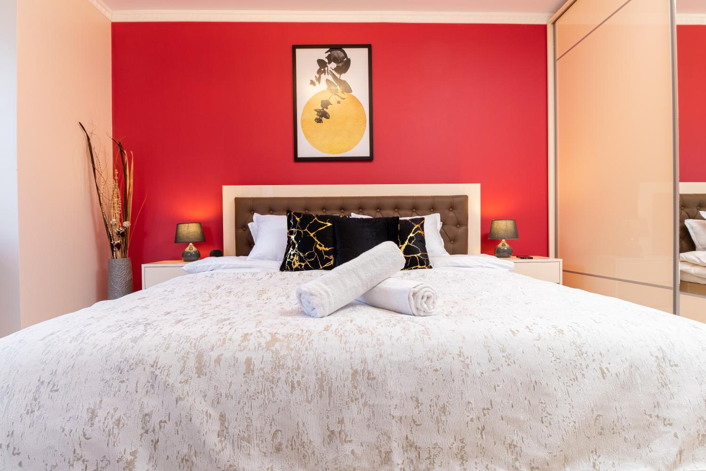 Modern & Elegant City Center Apartments