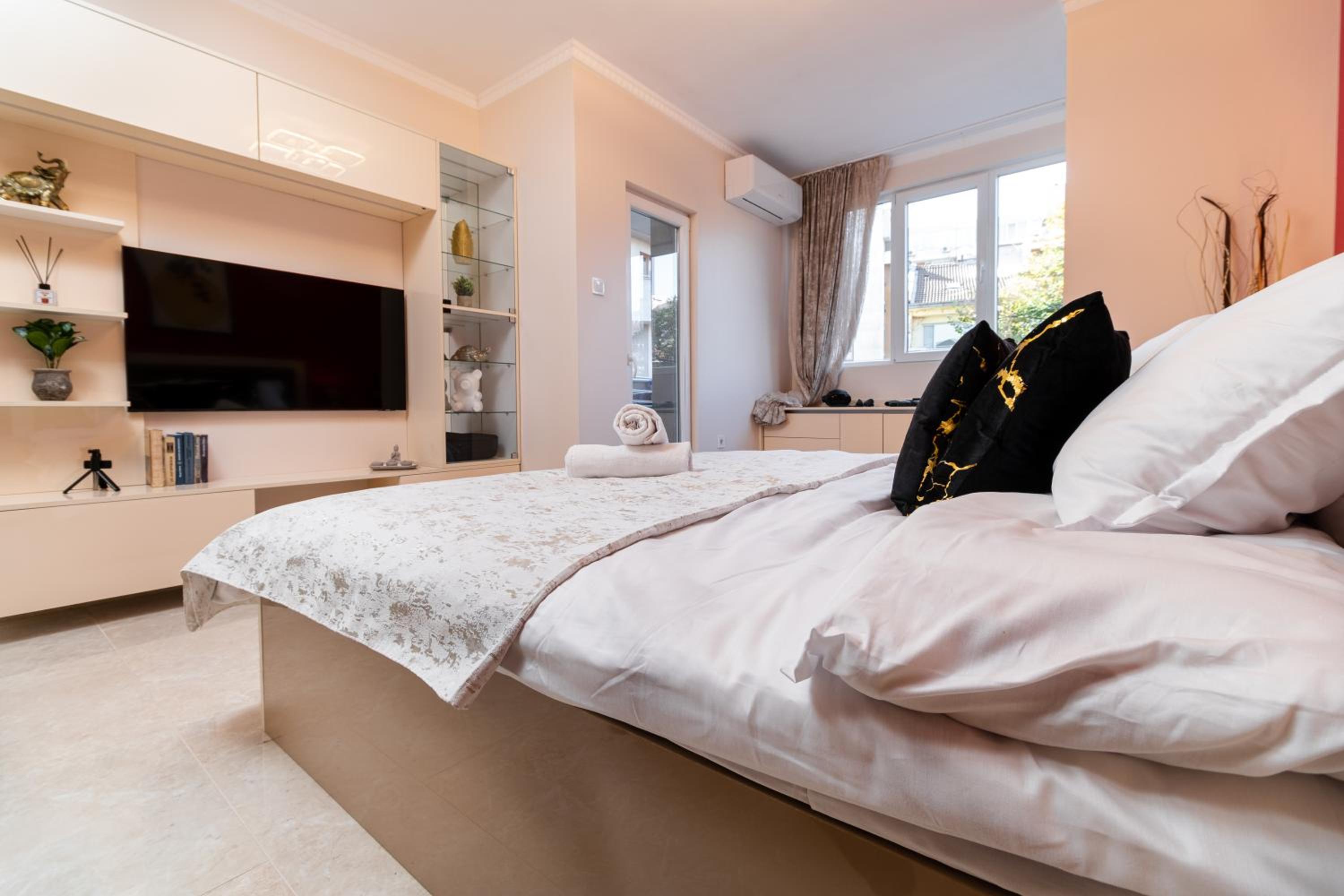 Modern & Elegant City Center Apartments