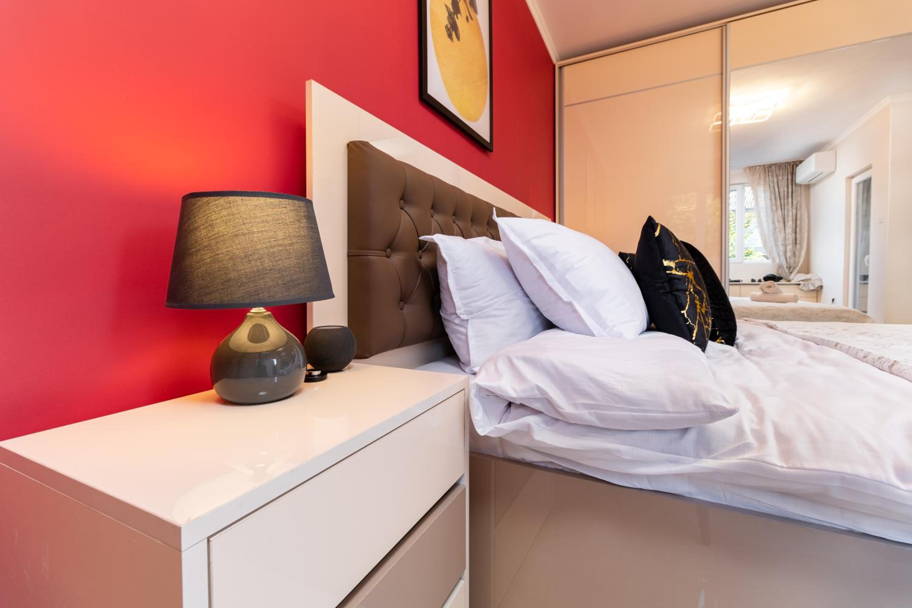 Modern & Elegant City Center Apartments
