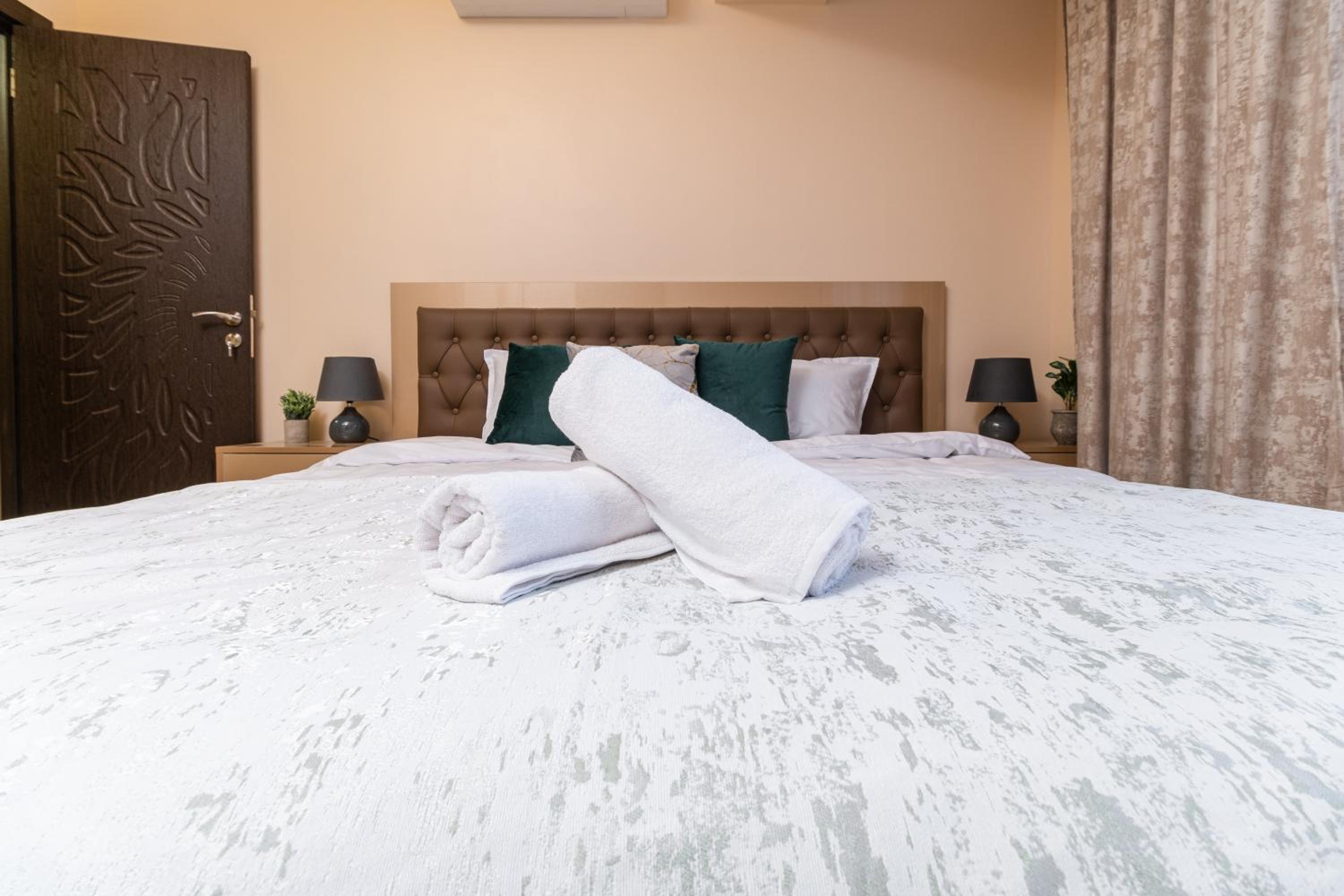 Modern & Elegant City Center Apartments