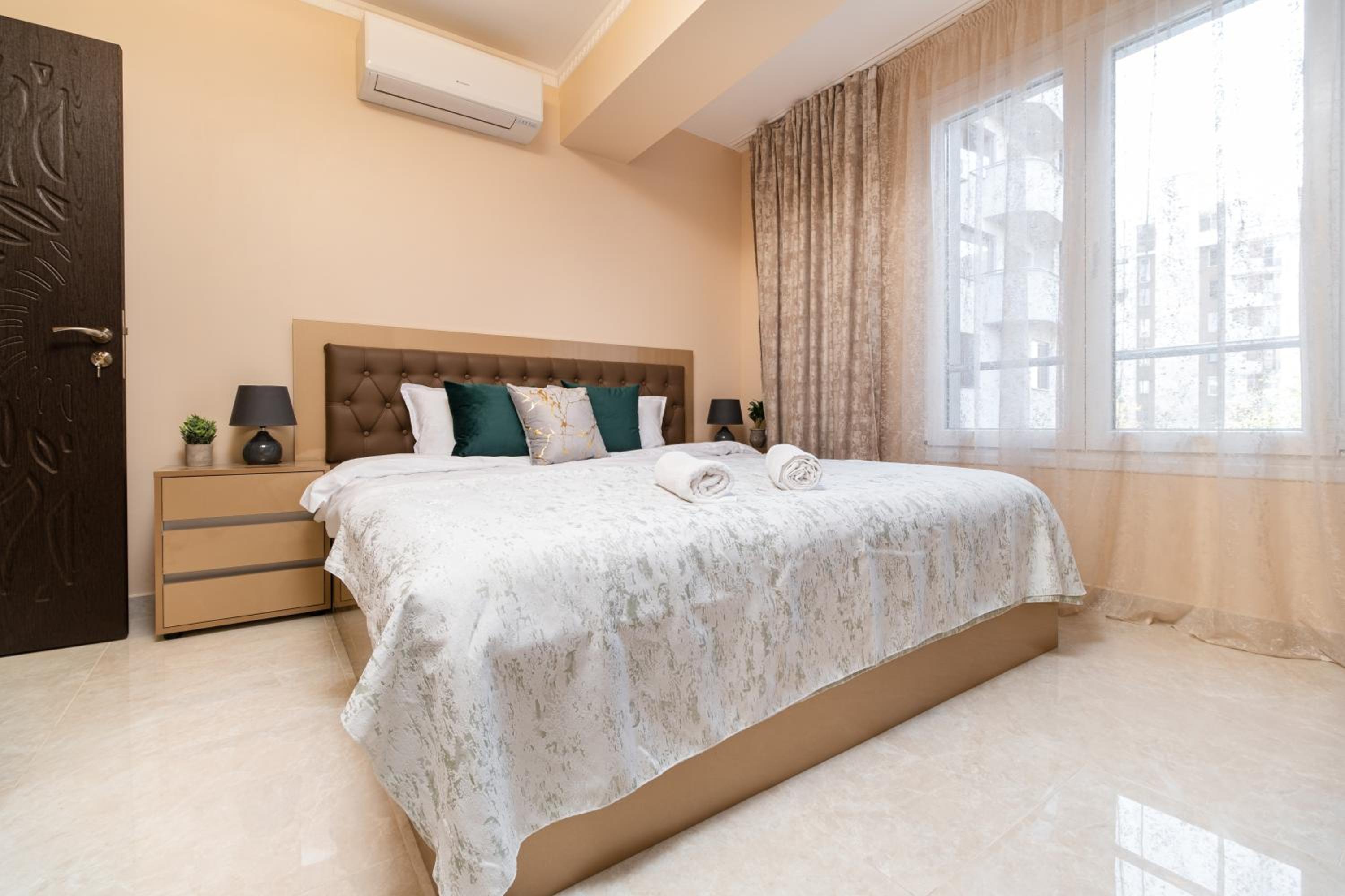 Modern & Elegant City Center Apartments