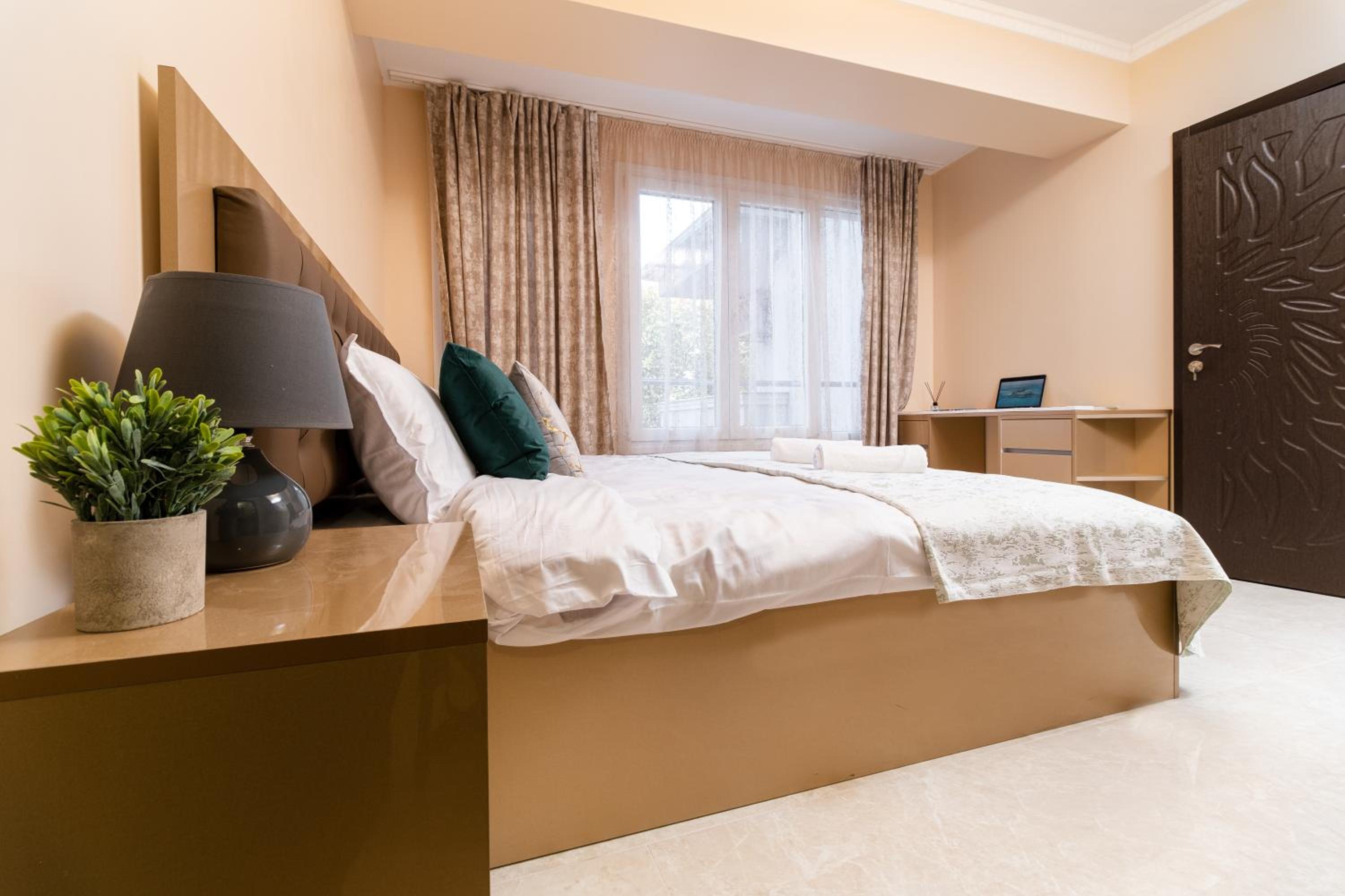Modern & Elegant City Center Apartments