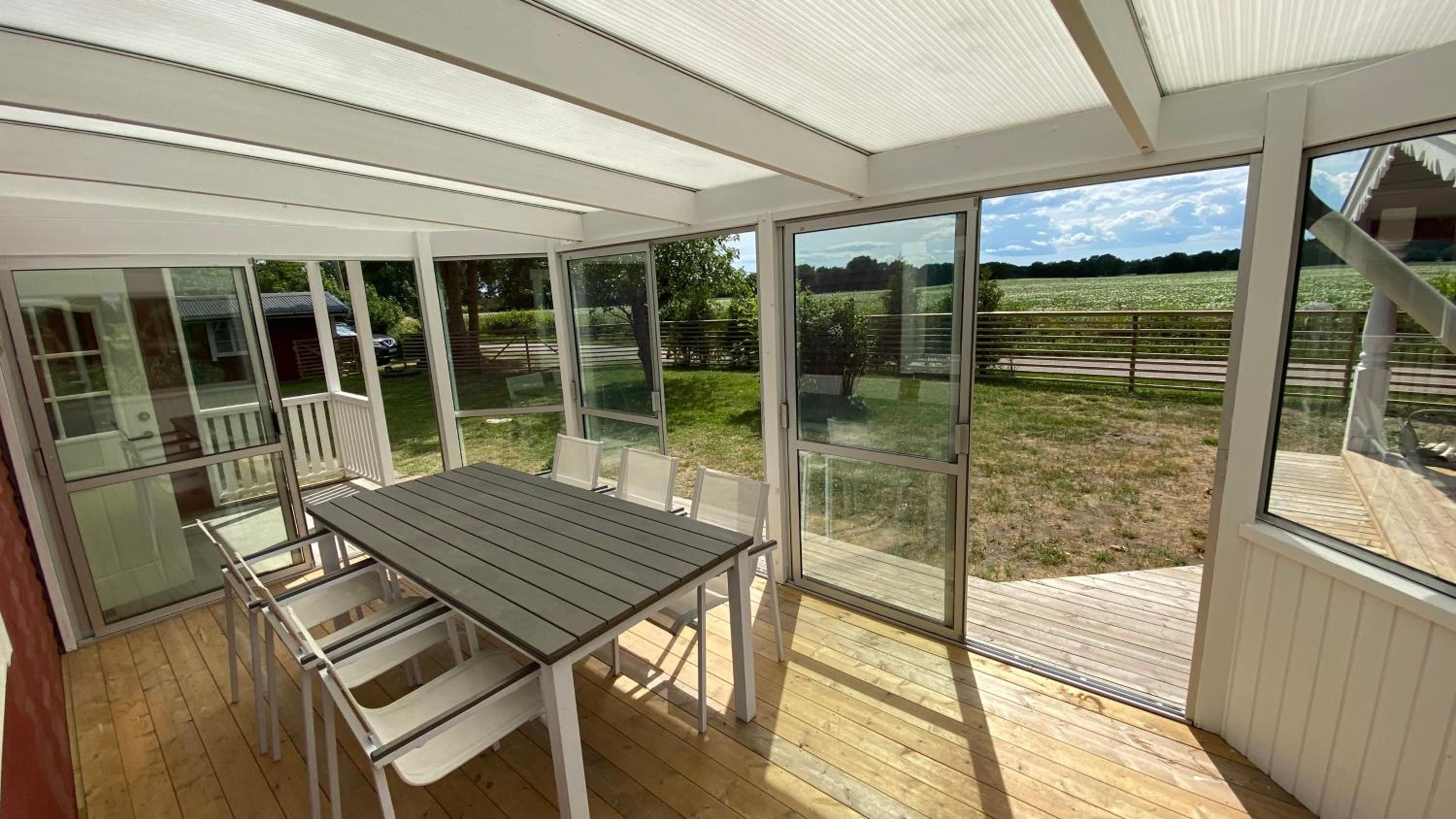 Hotel Charmig, nyrenoverat och fullt utrustad stuga. Anpassad för hundar, nära till naturen och havet. Gångavstånd till golfbana. - Image 1