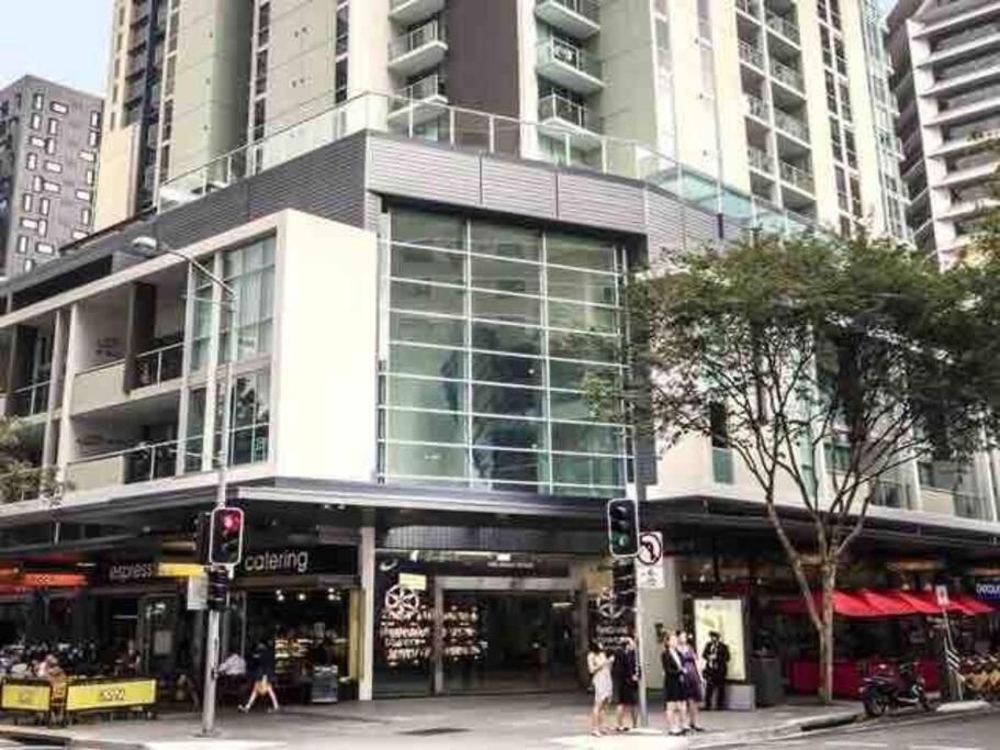 Prime location - CBD Brisbane 1 bed w shared 25m pool, gym, sundeck and a BBQ area
