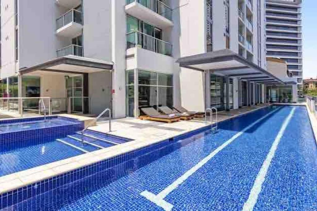 Prime location - CBD Brisbane 1 bed w shared 25m pool, gym, sundeck and a BBQ area